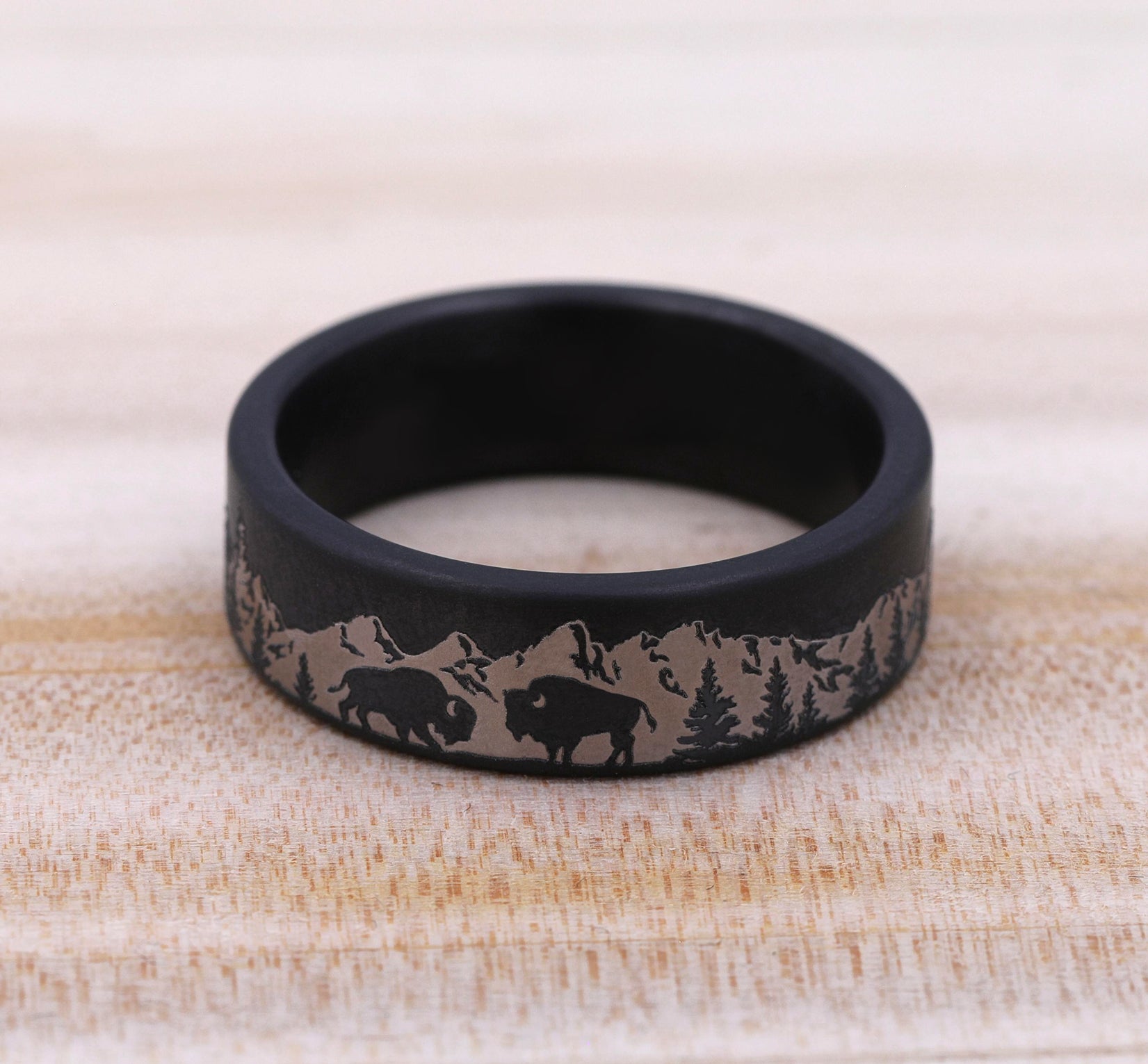 THE ROAMER 7mm, Comfort fit, Darkened Tantalum, Mountain scenic design