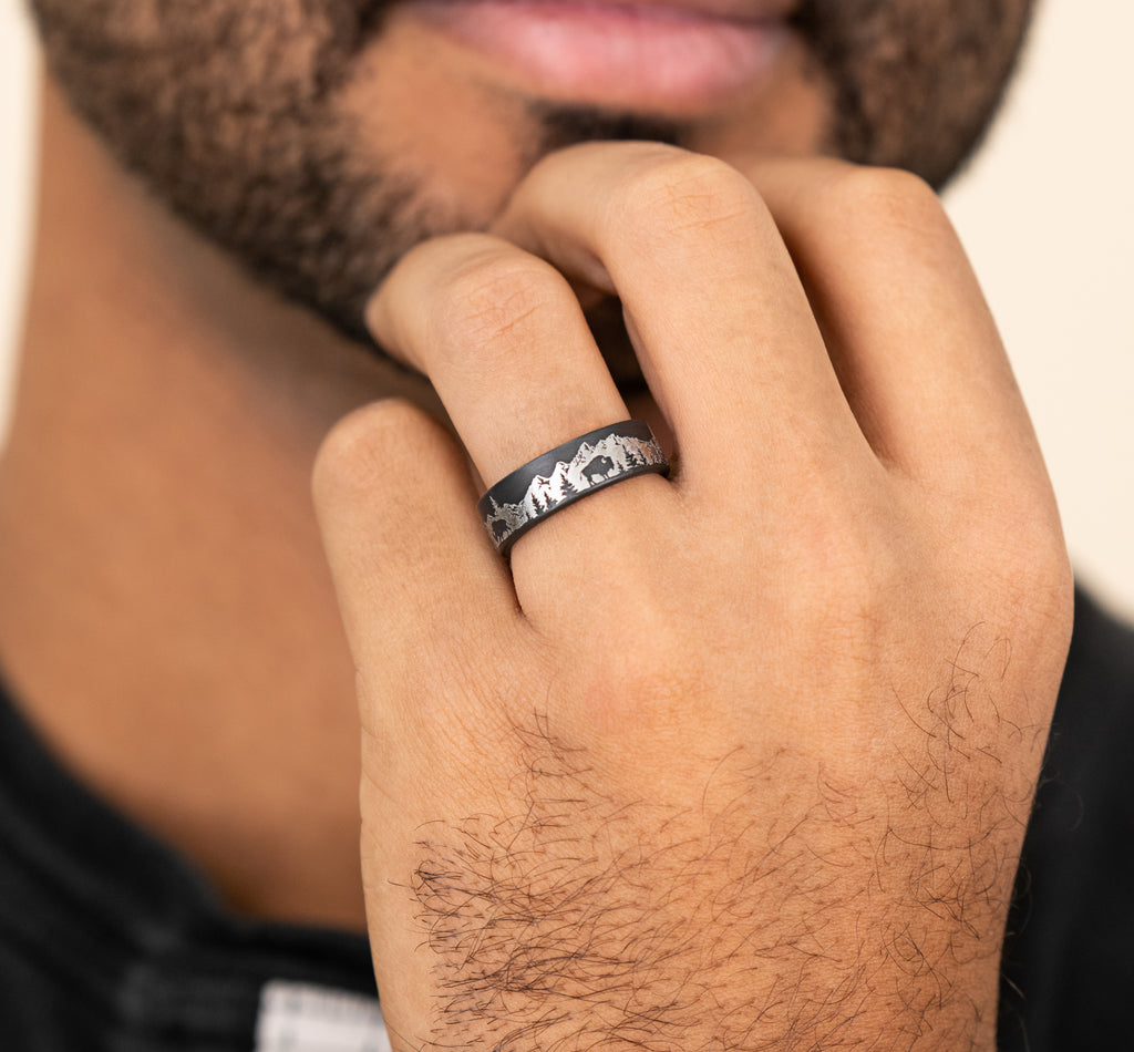 THE ROAMER 7mm, Comfort fit, Darkened Tantalum, Mountain scenic design