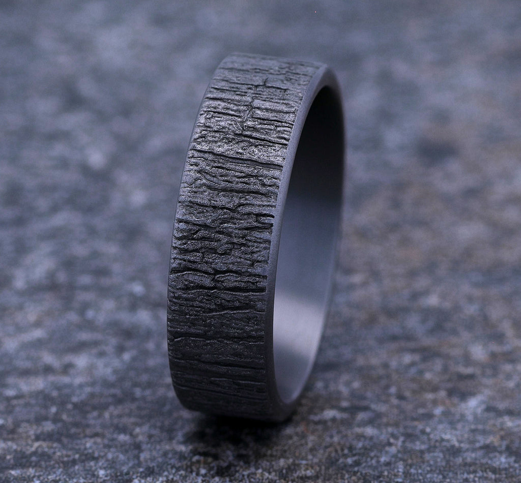 THE HAZEL 7mm, Comfort fit, Grey Tantalum, Tree bark pattern