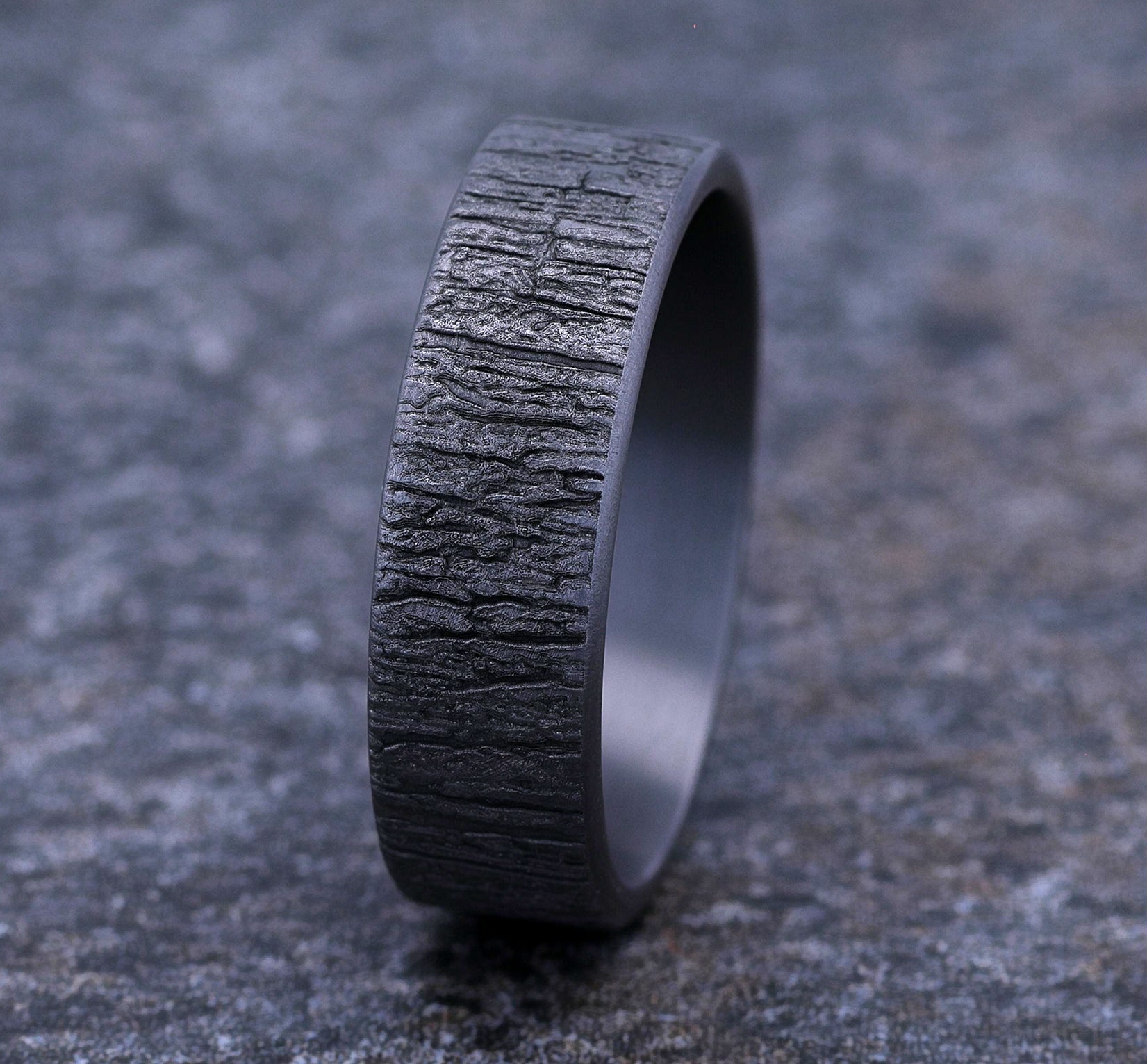 THE HAZEL 7mm, Comfort fit, Grey Tantalum, Tree bark pattern