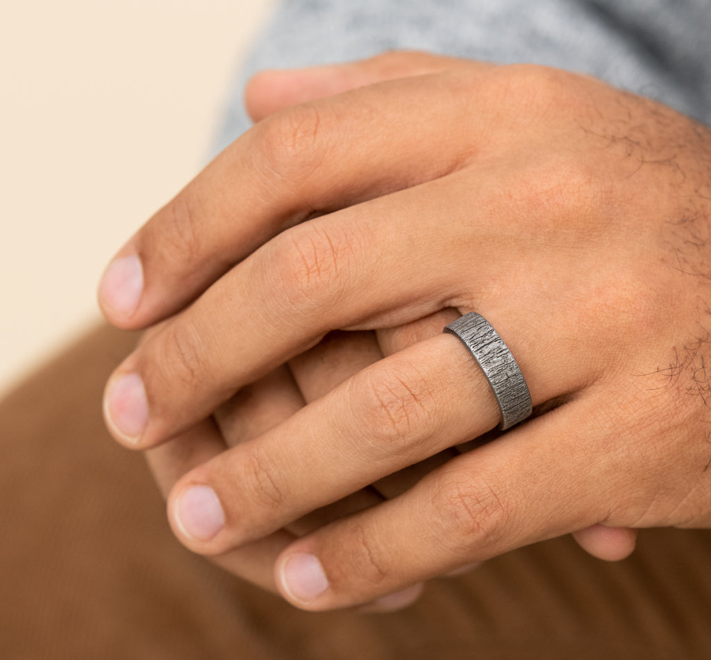 THE HAZEL 7mm, Comfort fit, Grey Tantalum, Tree bark pattern