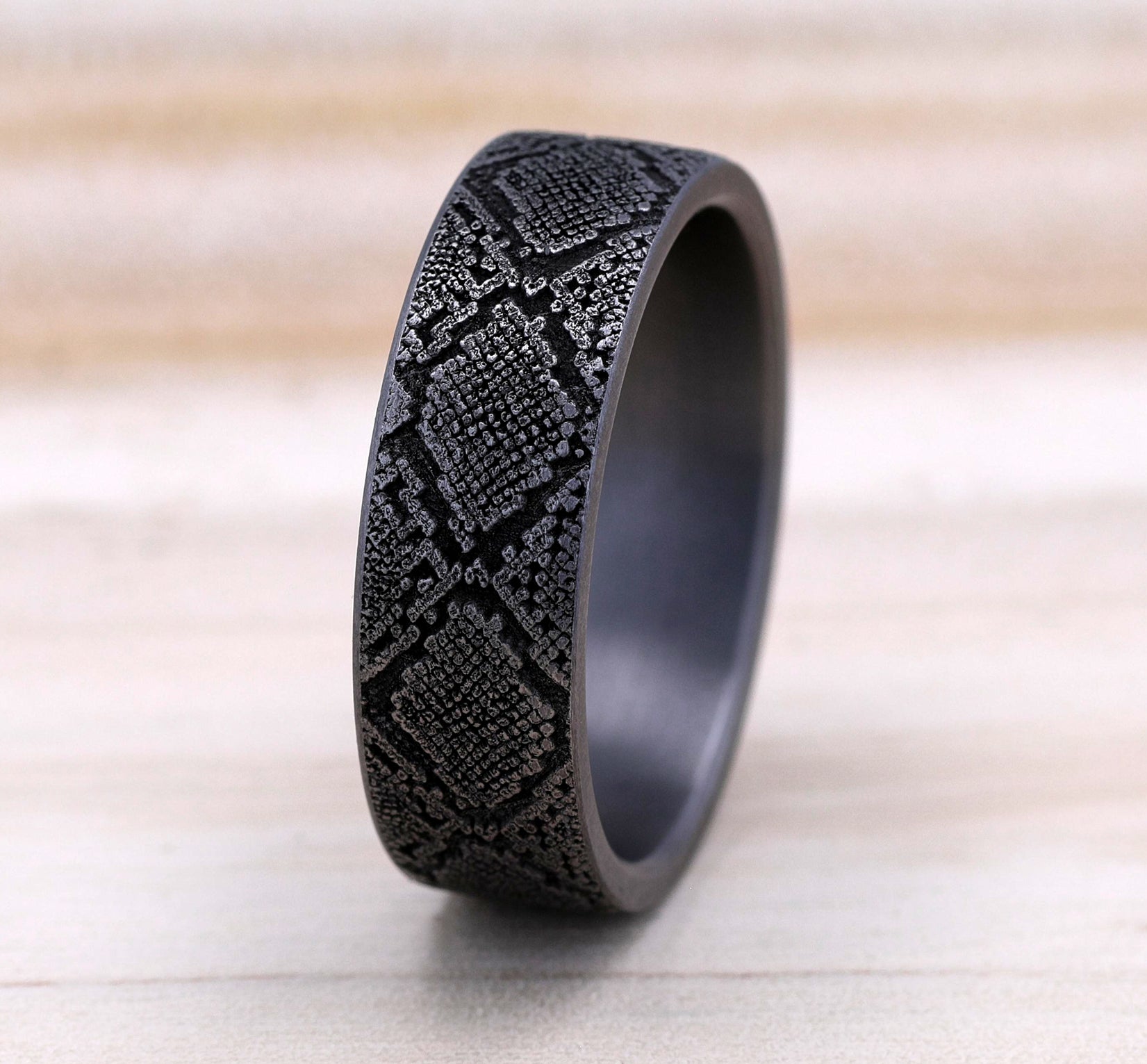 THE DIAMONDBACK 7mm, Comfort fit, Grey Tantalum, Snakeskin pattern
