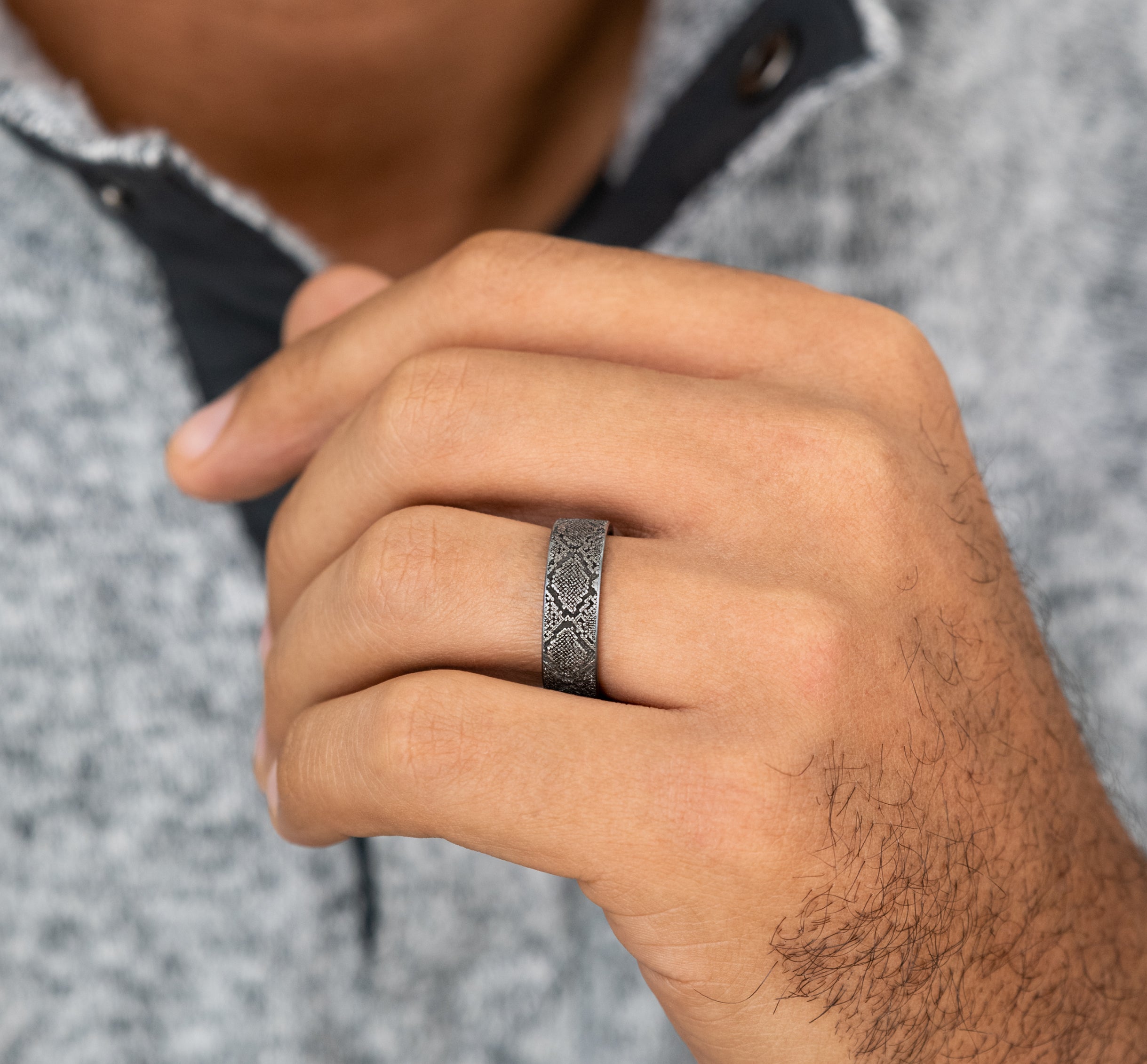 THE DIAMONDBACK 7mm, Comfort fit, Grey Tantalum, Snakeskin pattern