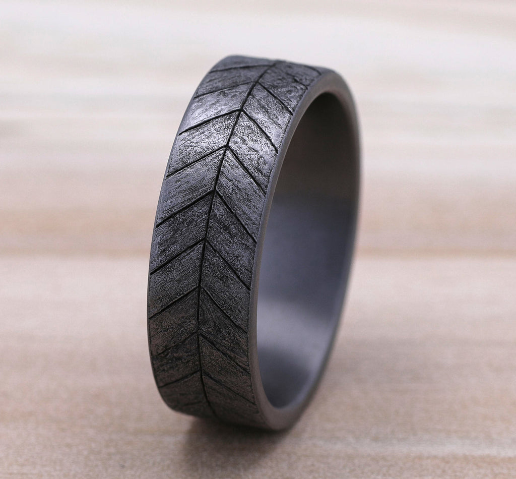 THE CHEVRON 7mm, Comfort fit, Grey Tantalum, Chevron wood pattern