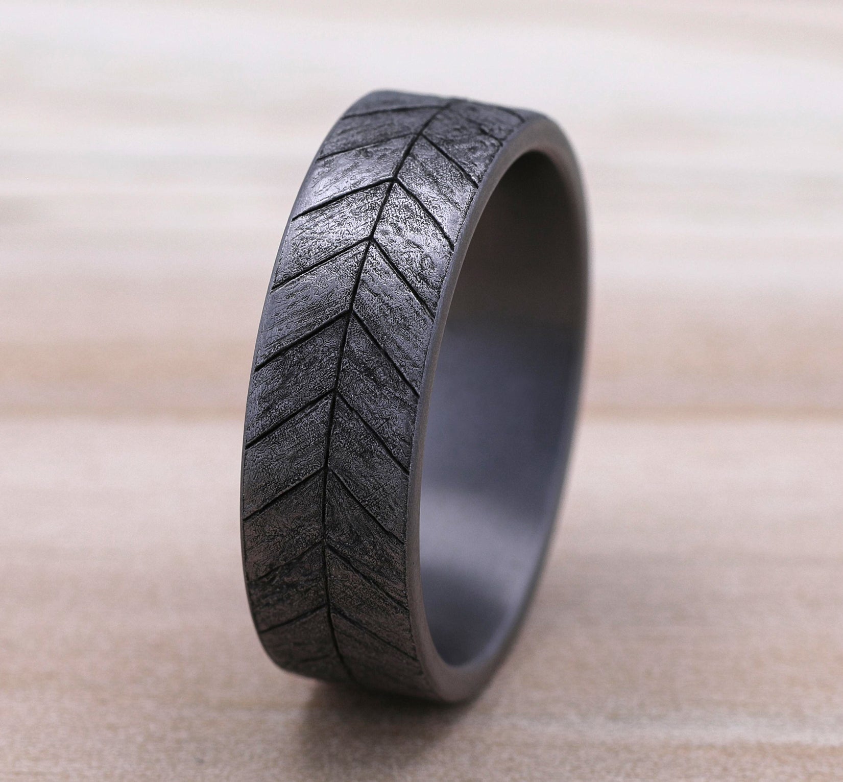 THE CHEVRON 7mm, Comfort fit, Grey Tantalum, Chevron wood pattern