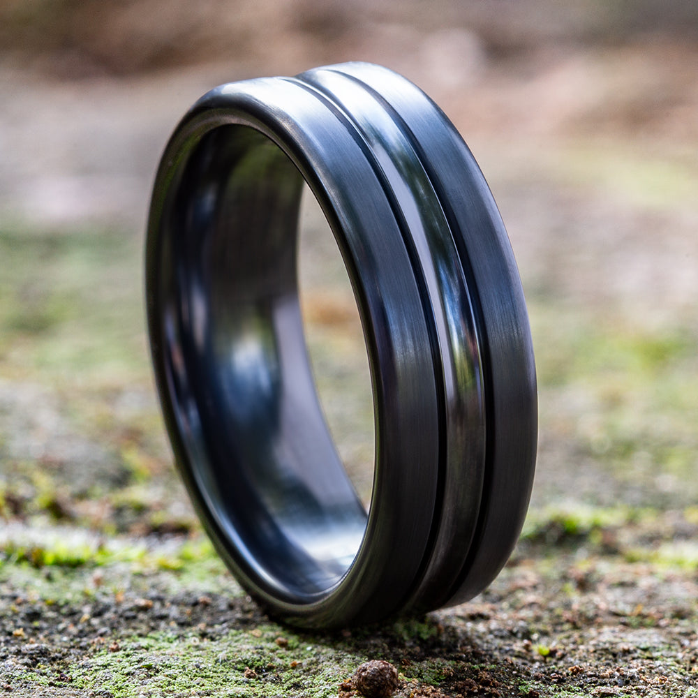 THE HARRISON 7.5mm, Comfort fit, Black Titanium, Satin finish, polished concave center cut