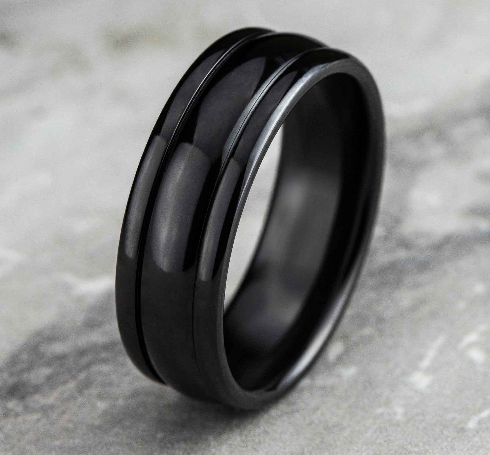 THE UNIFORM 7.5mm, Comfort fit, Black Titanium, High polished finish, bold round edges