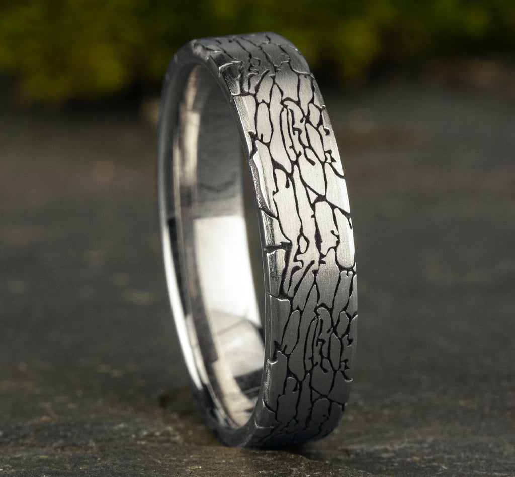 THE AVALON 5mm, Comfort fit, 14K White Gold, Fractured rock pattern