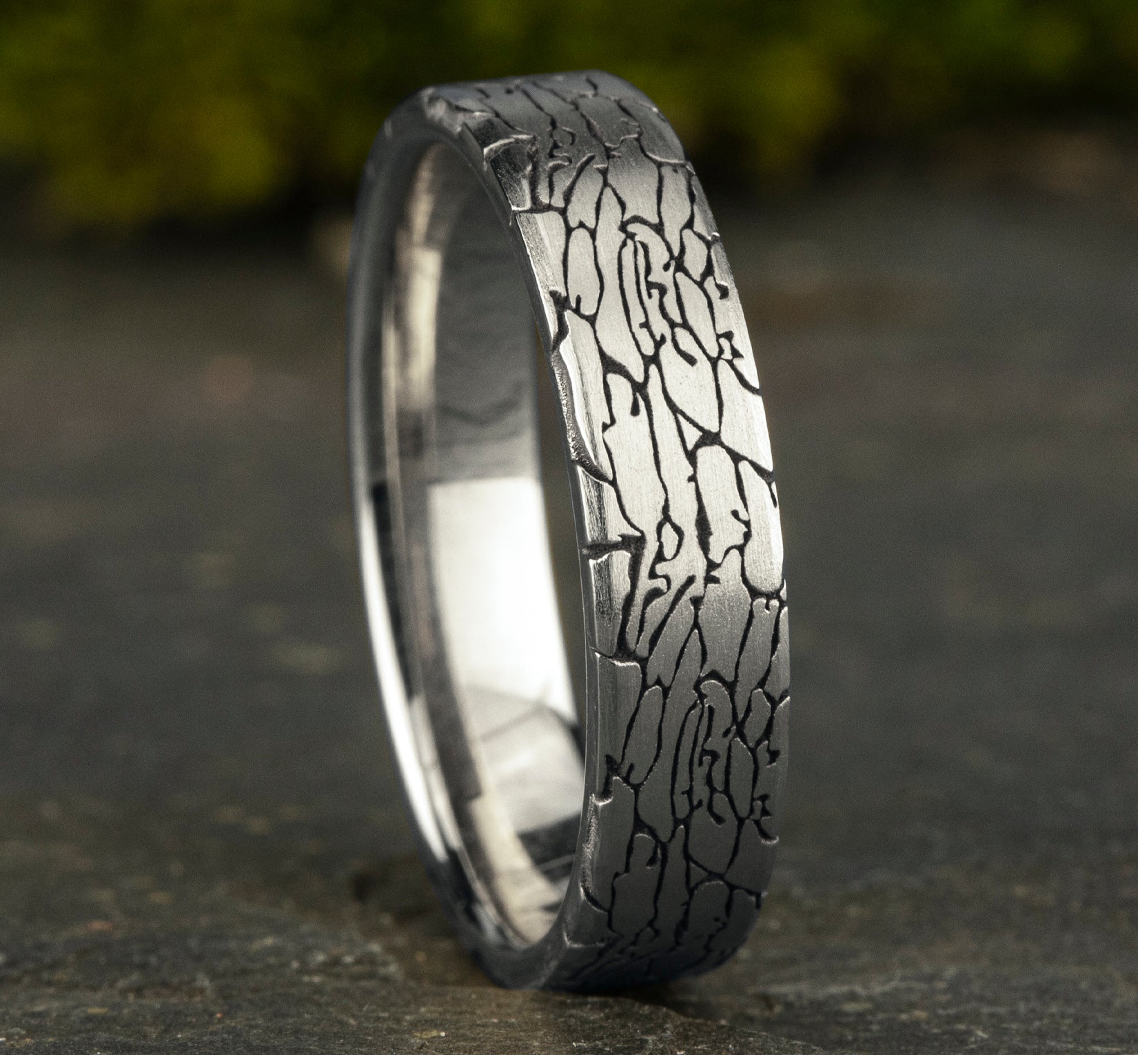 THE AVALON 5mm, Comfort fit, 14K White Gold, Fractured rock pattern