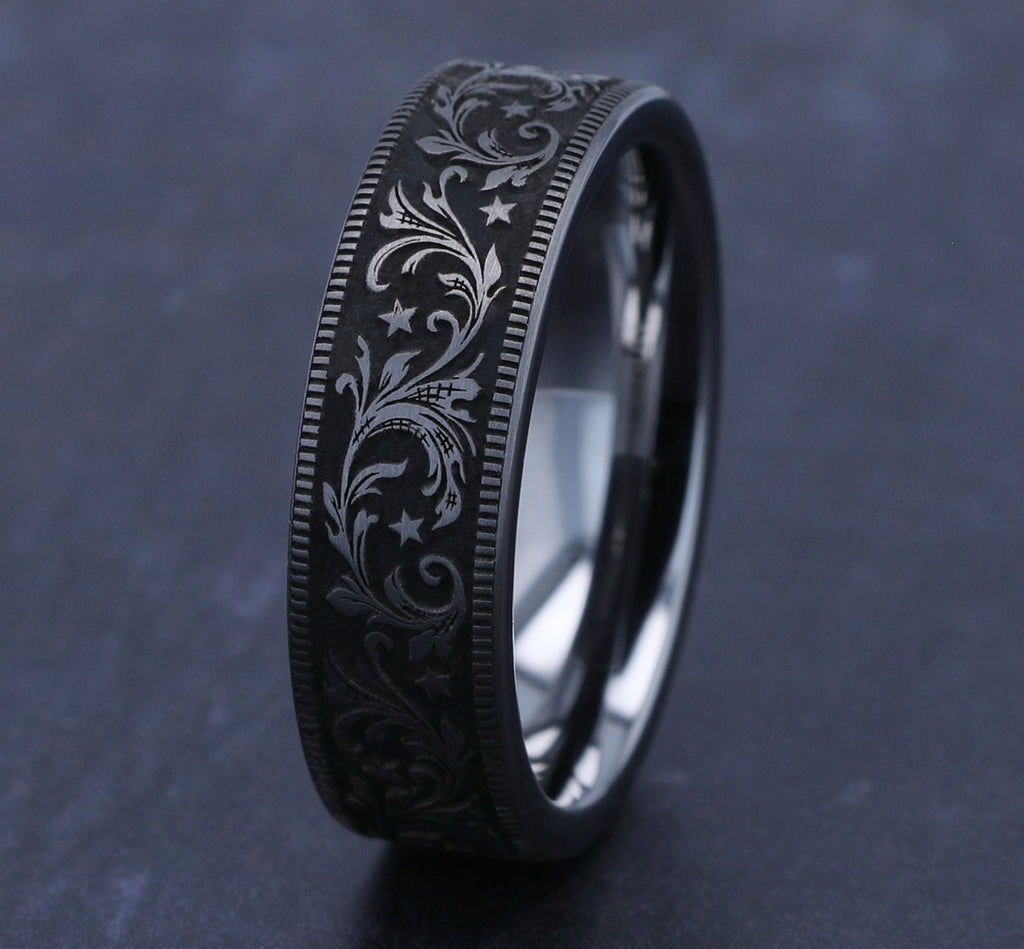 THE SPUR 7mm, Comfort fit, Tungsten, Barrel script pattern, thin edges
