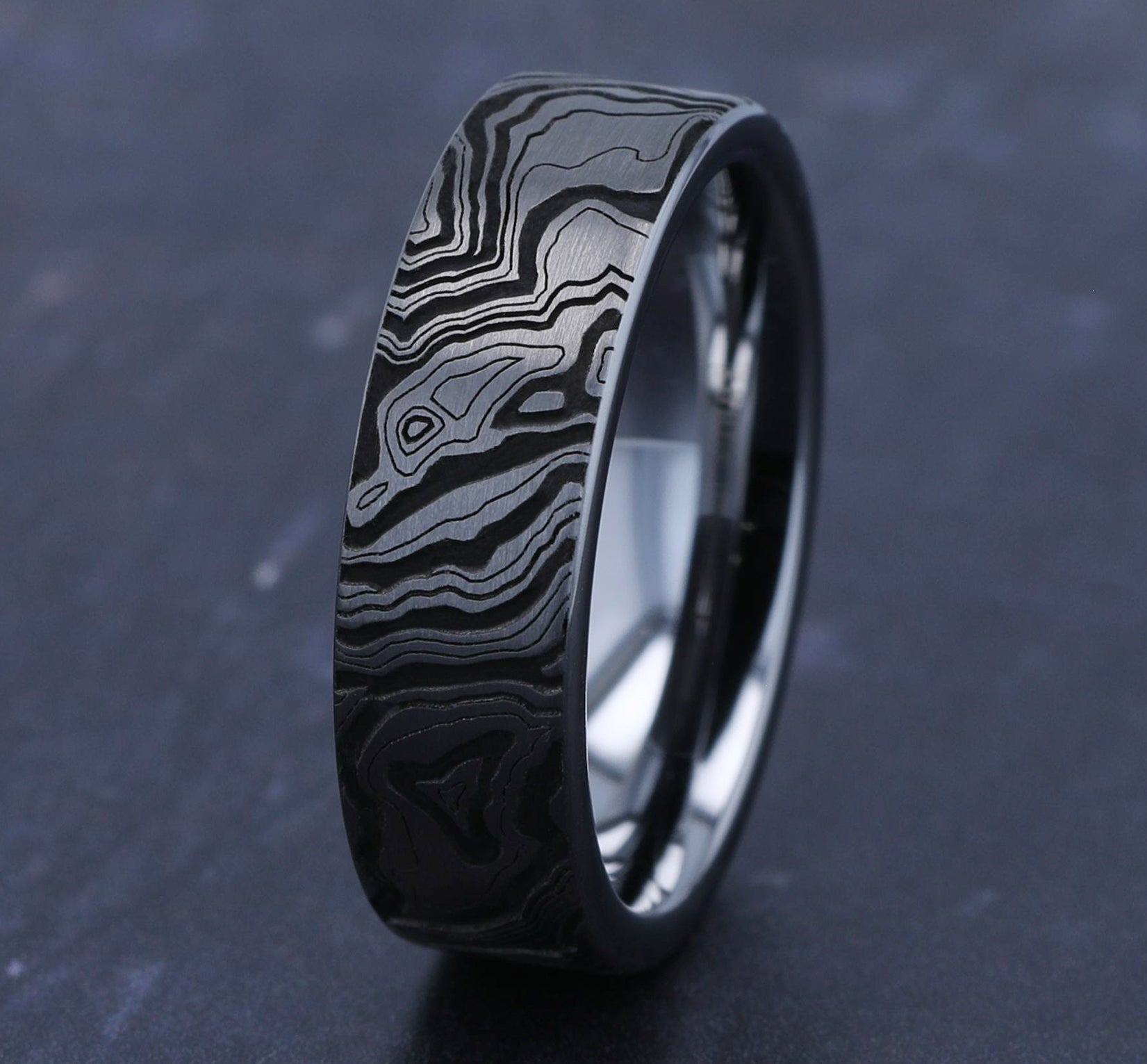 THE EXPLORER 7mm, Comfort fit, Tungsten, Topography pattern