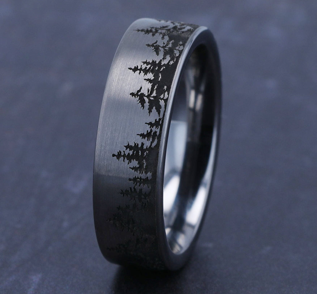 THE EVERGREEN 7mm, Comfort fit, Tungsten, Treeline scenic design