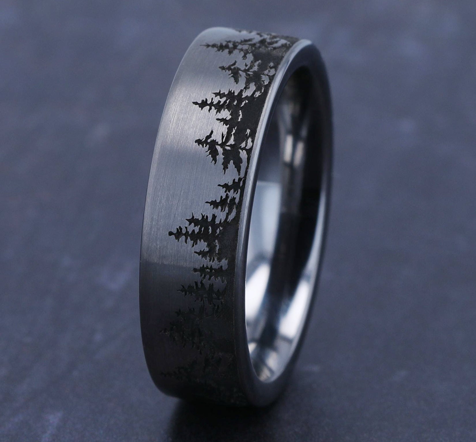 THE EVERGREEN 7mm, Comfort fit, Tungsten, Treeline scenic design