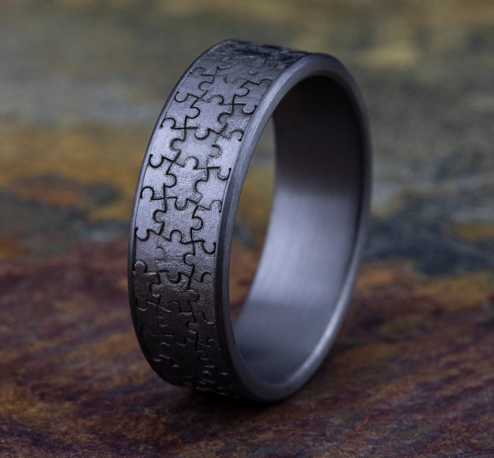THE PUZZLE 7mm, Comfort fit, Grey Tantalum, Puzzle pattern