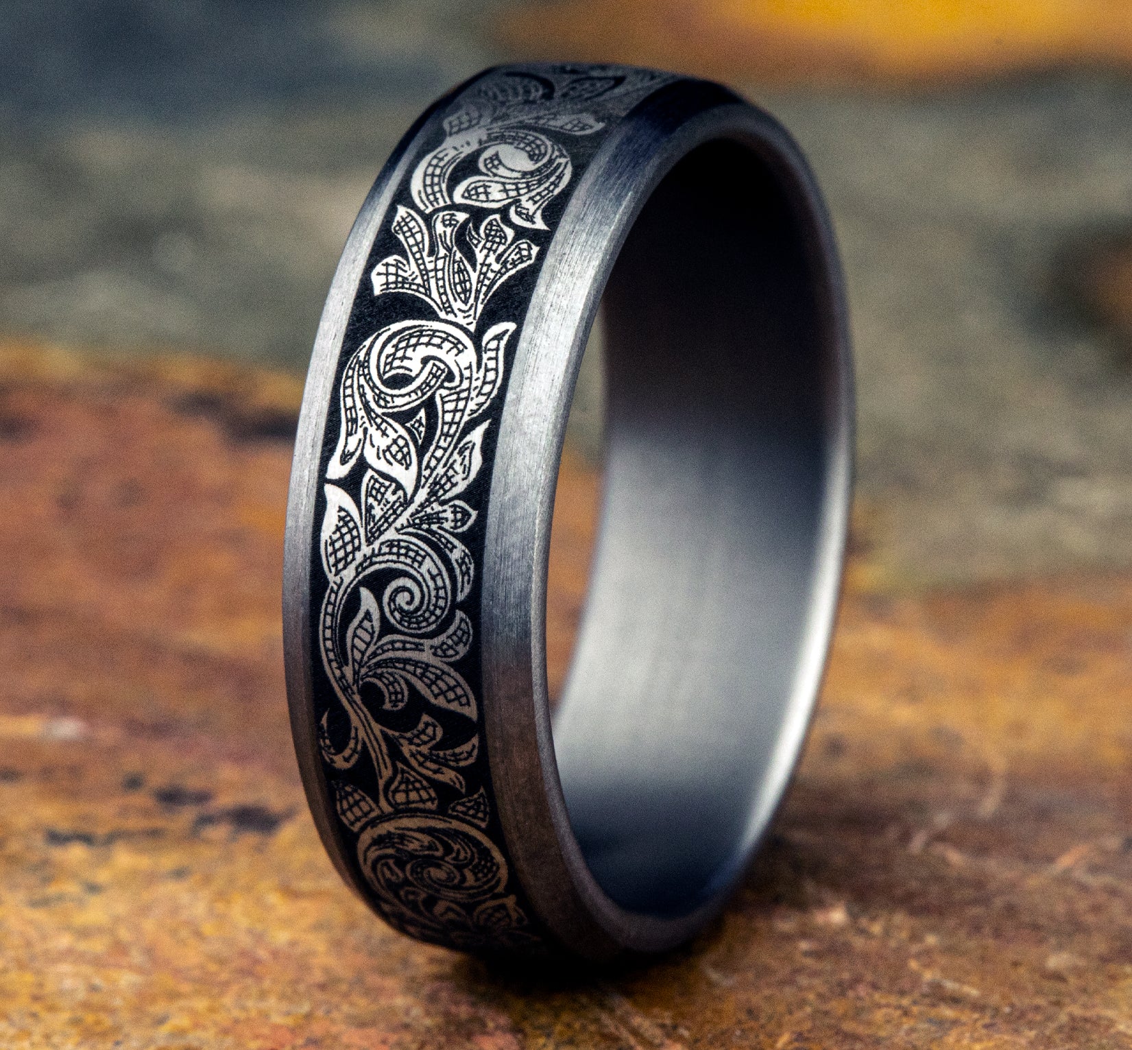 THE AMBASSADOR 7.5mm, Comfort fit, Grey Tantalum, London script patterned center, satin bevel edges