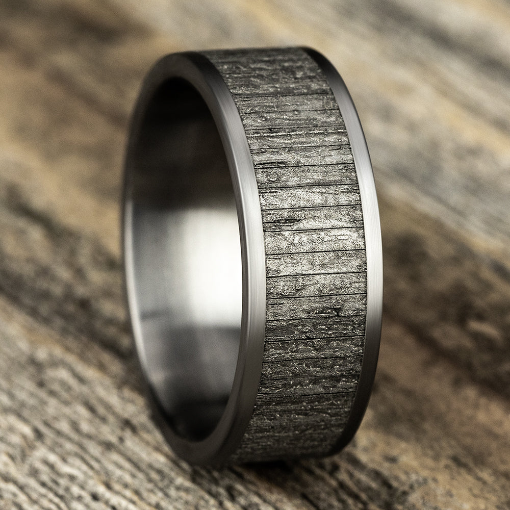 THE ALDER 8mm, Comfort fit, Grey Tantalum, Split wood patterned center, straight edges