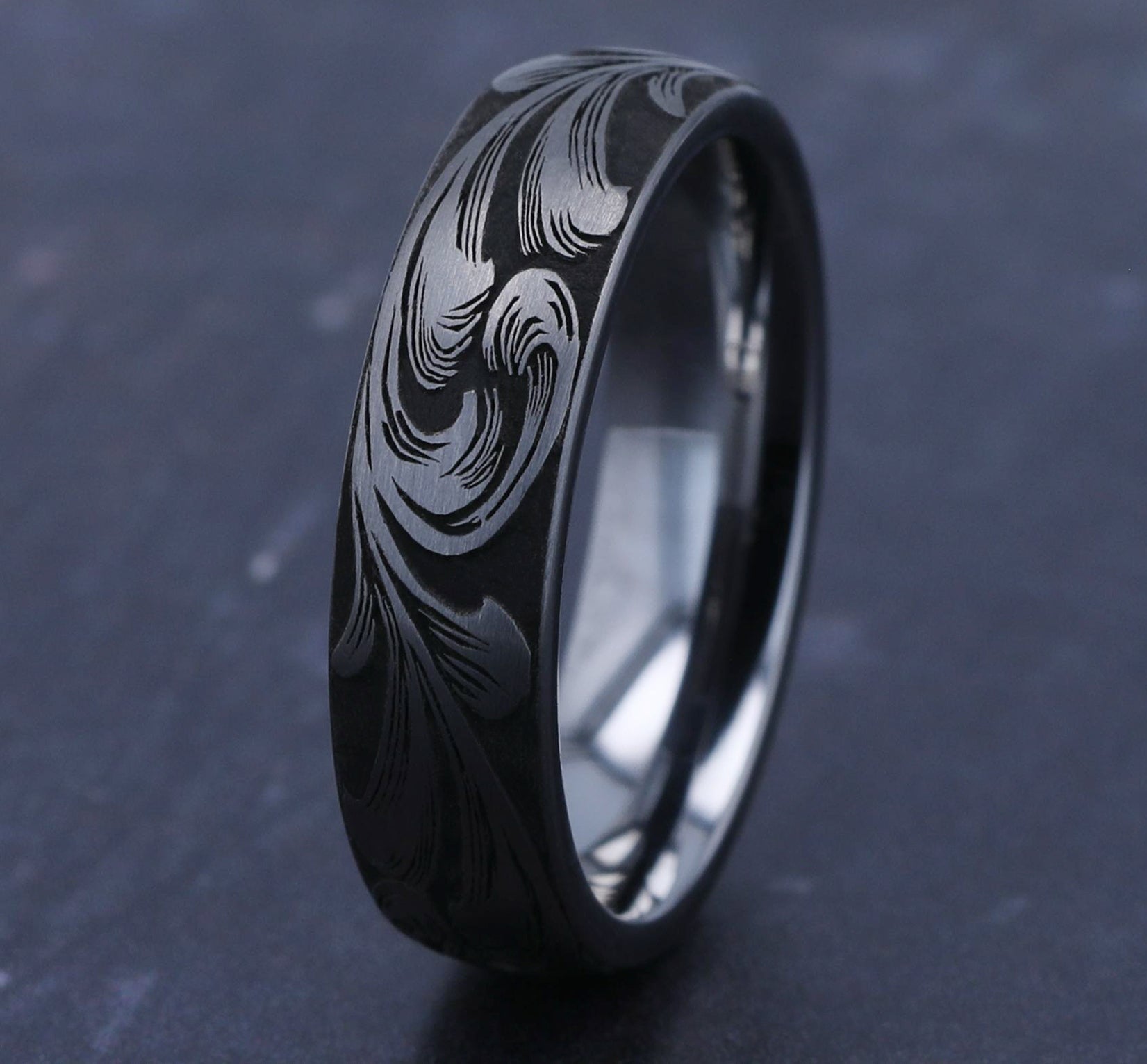 THE BARREL SCRIPT 6mm, Comfort fit, Tungsten, Large barrel script pattern