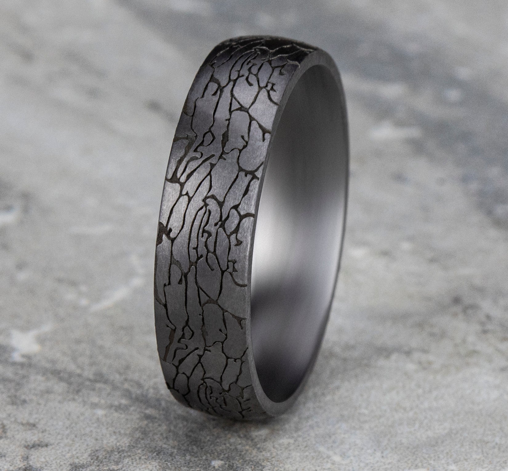 THE AVALON 6mm, Comfort fit, Grey Tantalum, Fractured rock pattern