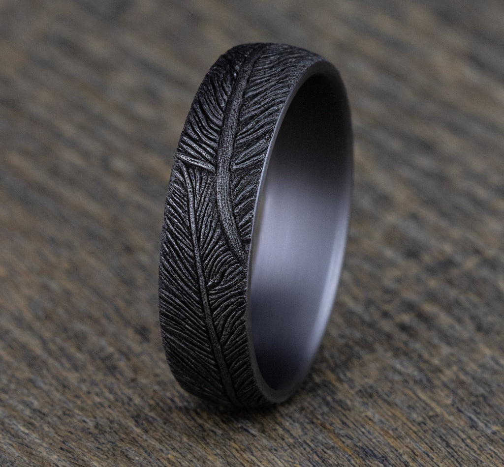 THE FALCON 6mm, Comfort fit, Grey Tantalum, Feather pattern