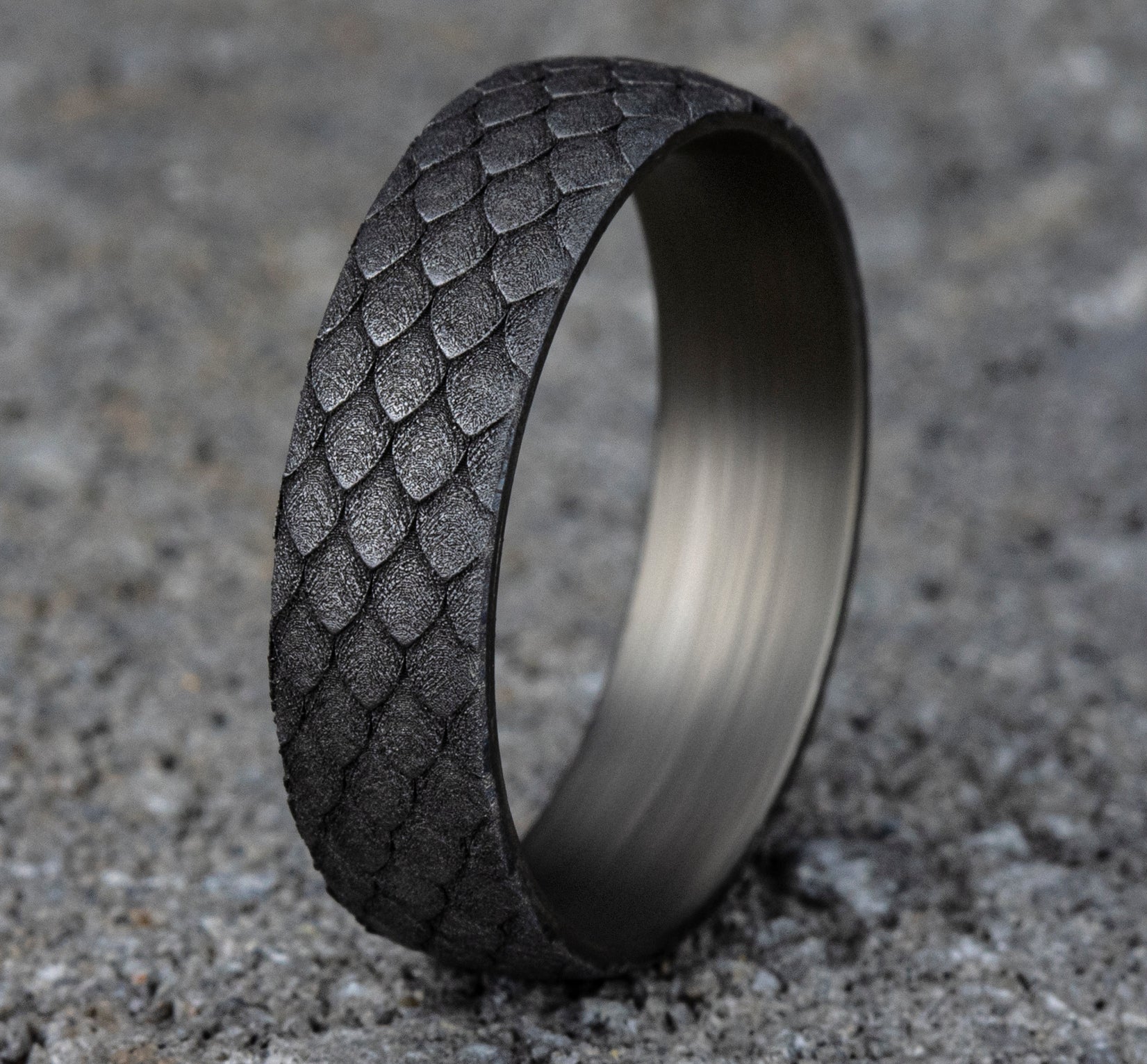 THE SMAUG 6mm, Comfort fit, Grey Tantalum, Dragon scale pattern