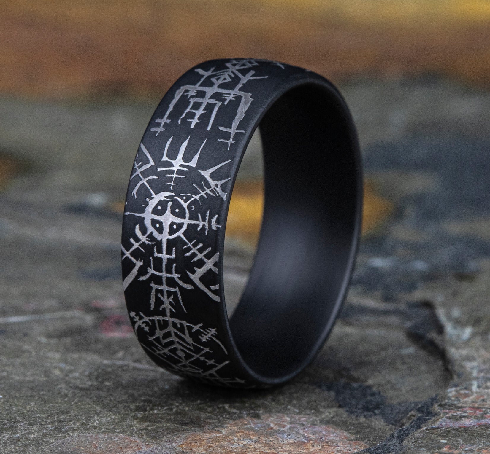 THE VIKING 8mm, Comfort fit, Darkened Tantalum, Viking compass pattern