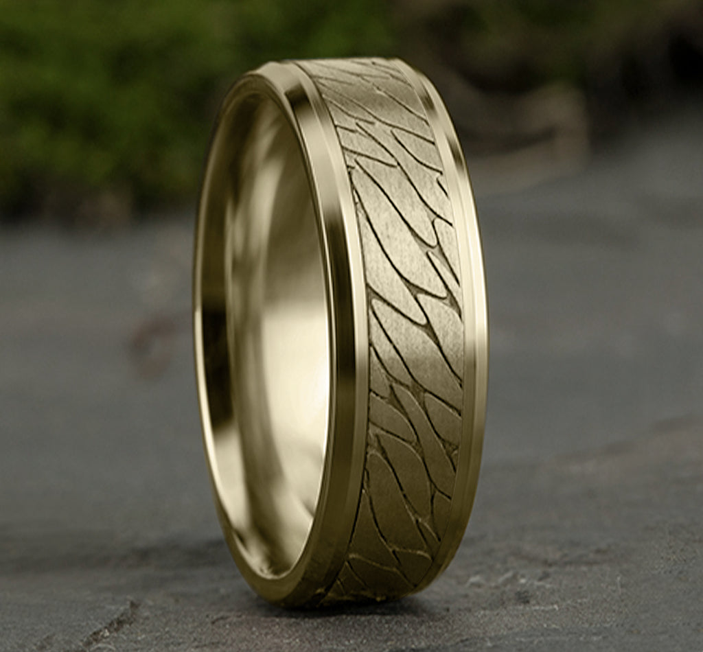 THE DINO 7mm, Comfort fit, 14K Yellow Gold, Pebble patterned center, bevel edges