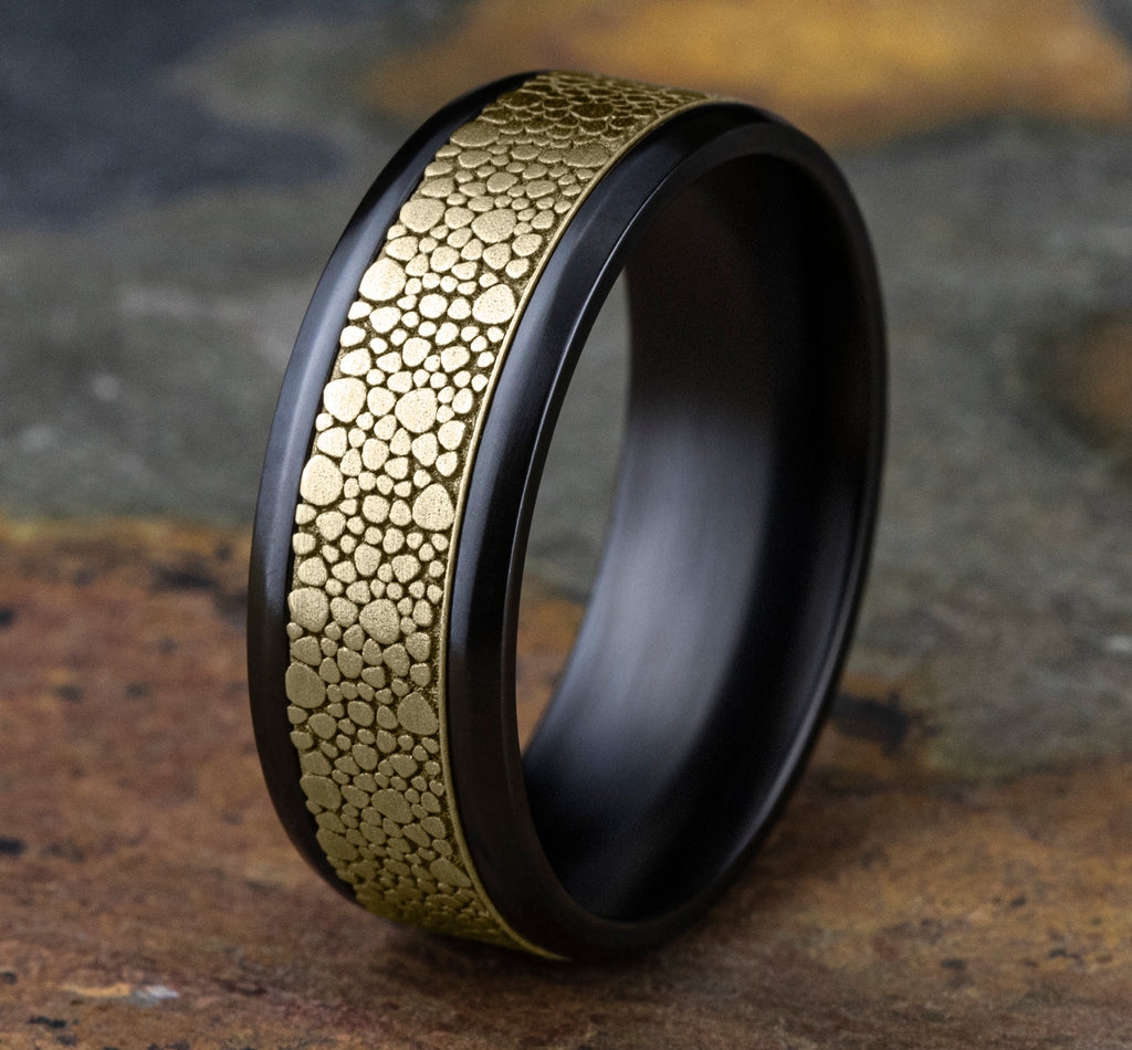 THE QUARRY 8mm, Comfort fit, Black Titanium and 14K Yellow Gold, Small pebble pattern, polished bevel edges