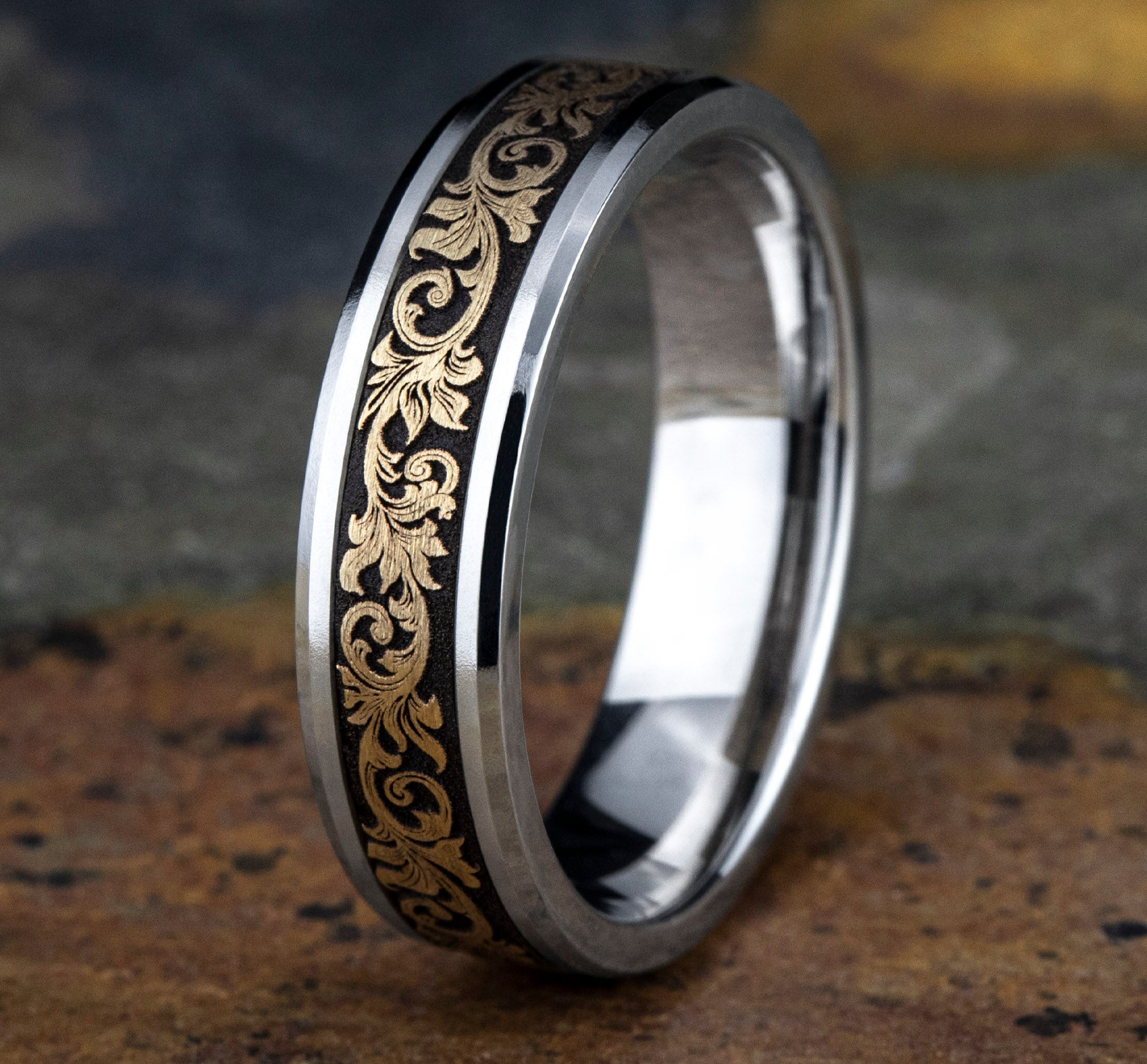 THE COURTIER 6mm, Comfort fit, 14K White and Yellow Gold, Vintage script pattern with wear resistant black detailing, polished bevel edges