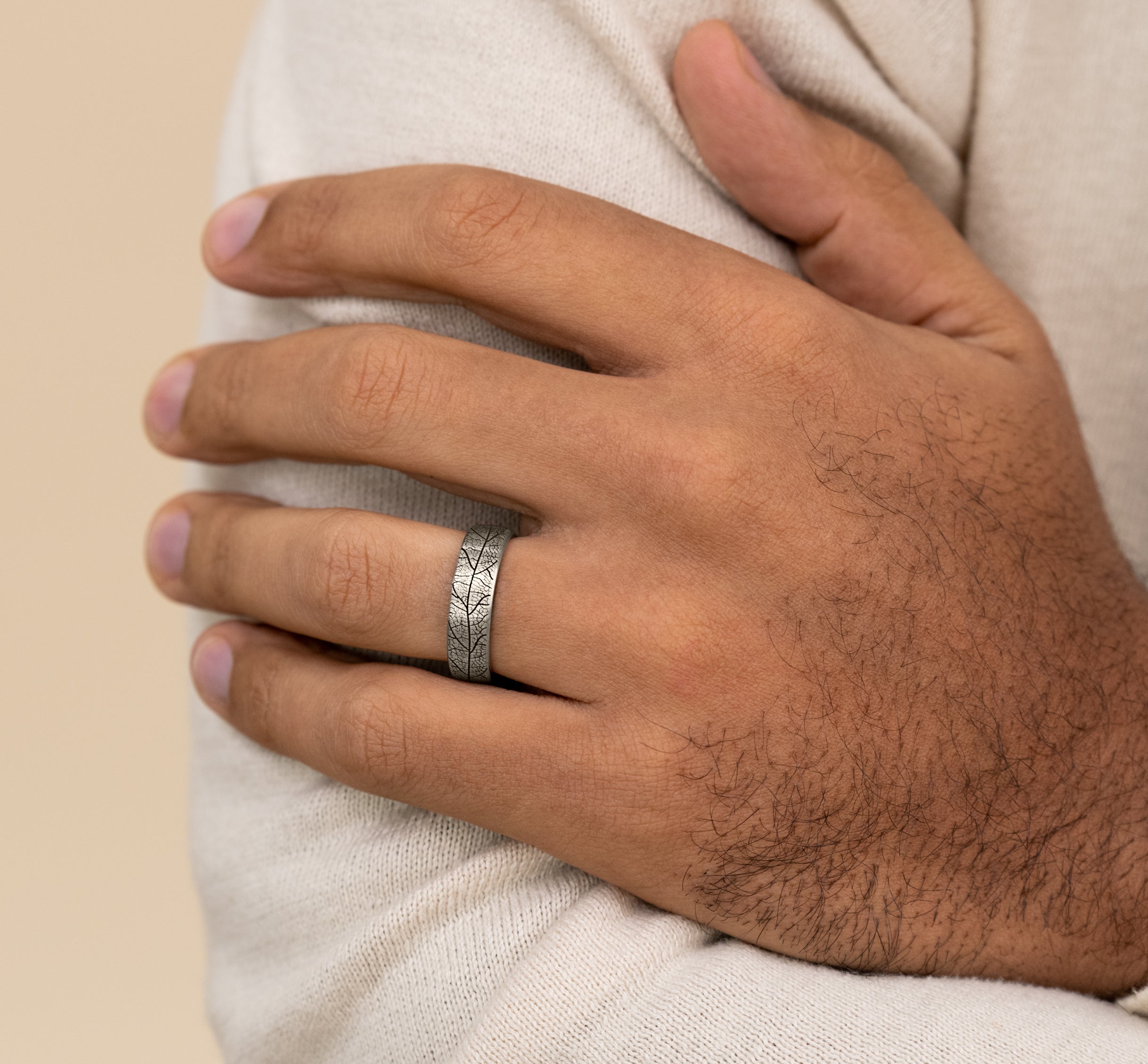 THE BERKSHIRE 6.5mm, Comfort fit, 14K White Gold, Leaf pattern