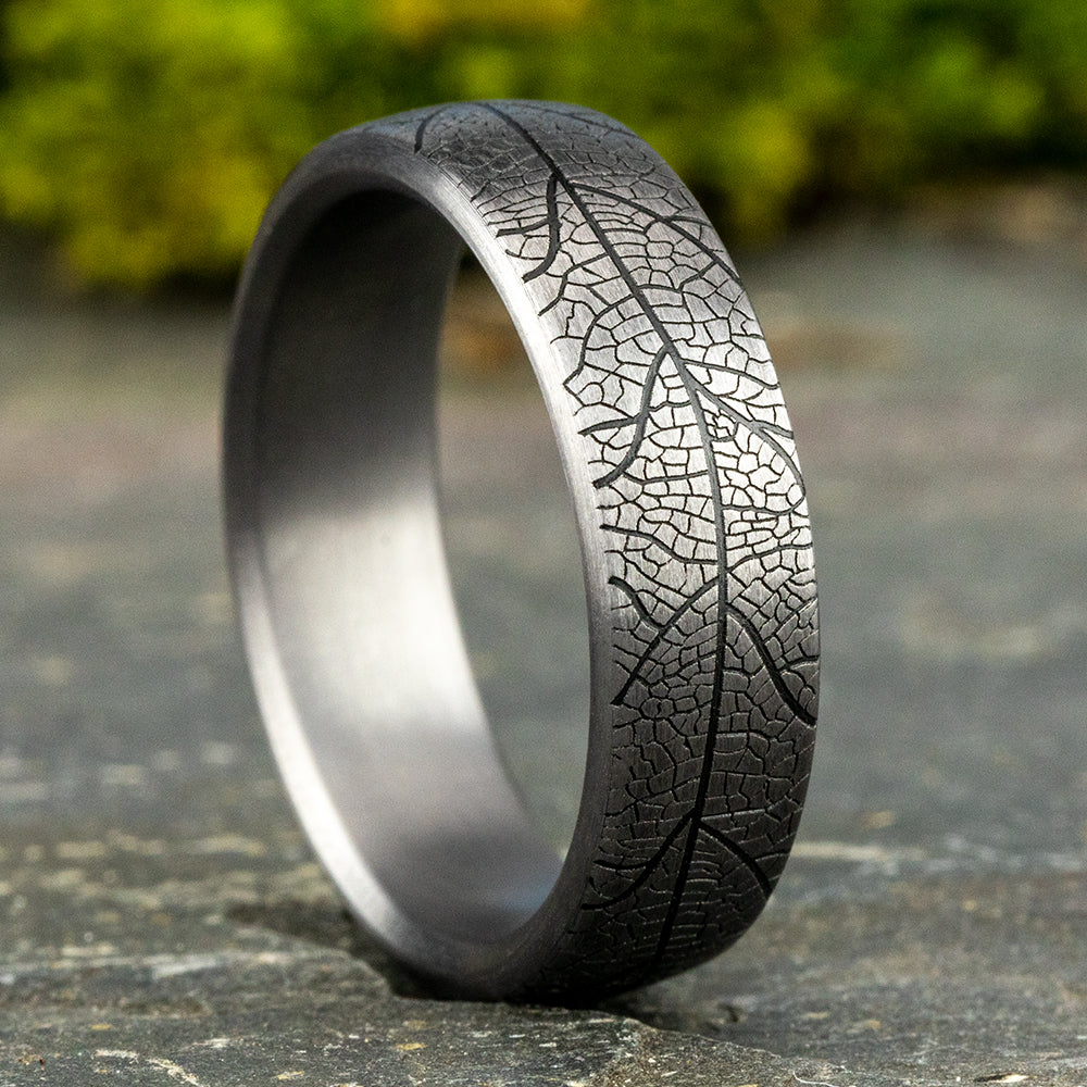 THE BERKSHIRE 6.5mm, Comfort fit, Grey Tantalum, Leaf pattern