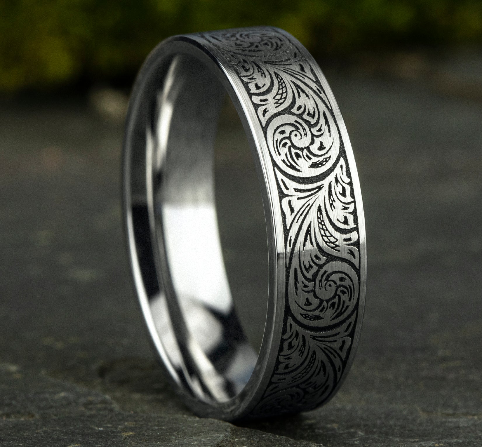 THE INQUISITOR 6mm, Comfort fit, 14K White Gold, Vintage floral script patterned center with wear resistant black detailing