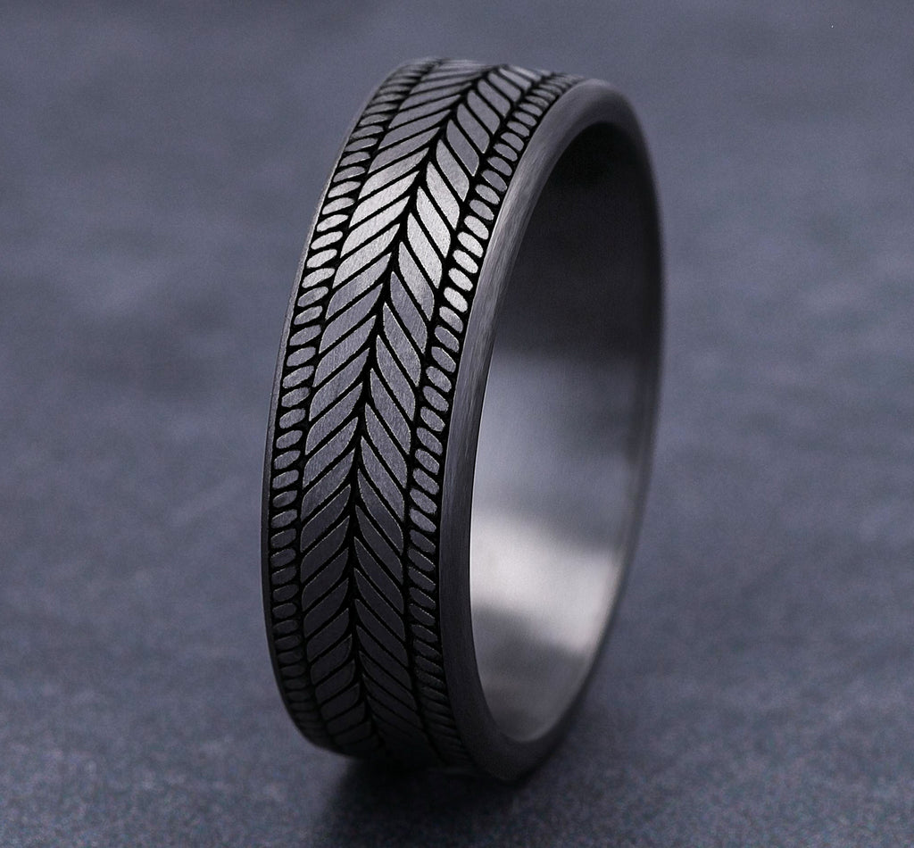 THE CAPRIO 7mm, Comfort fit, Grey Tantalum, Chevron weave pattern