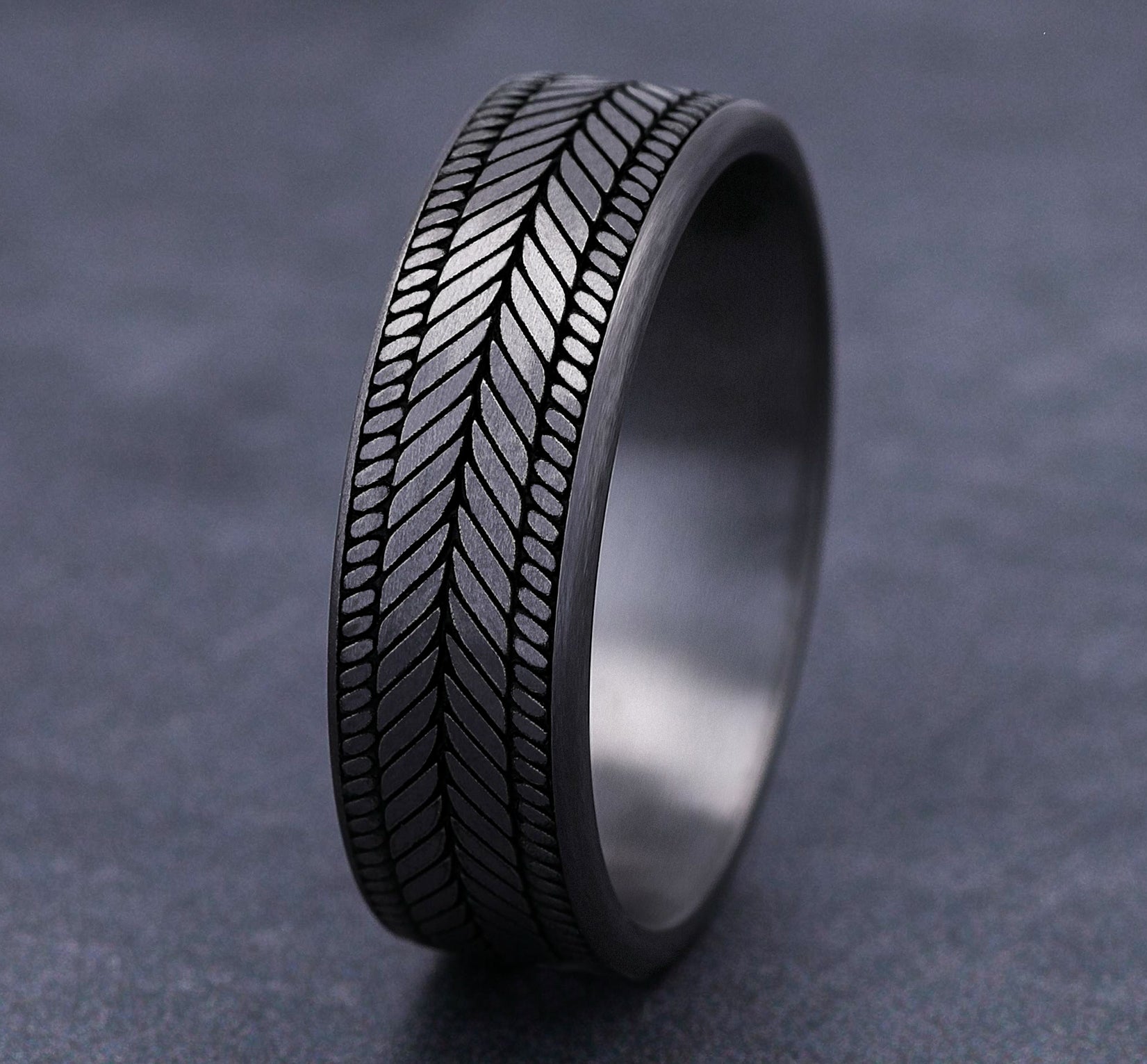 THE CAPRIO 7mm, Comfort fit, Grey Tantalum, Chevron weave pattern