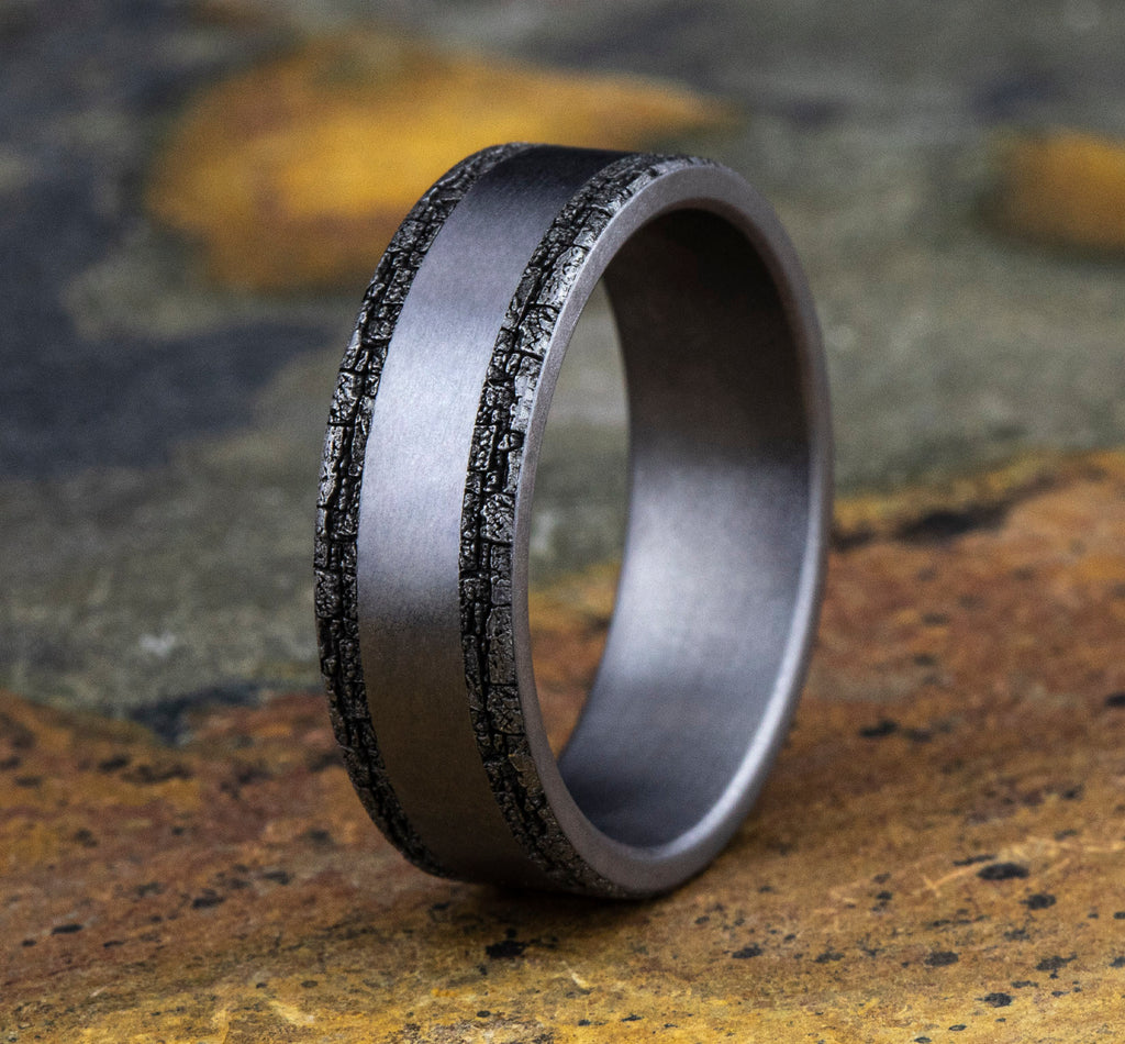 THE HADRIAN 7mm, Comfort fit, Grey Tantalum, Satin center, stone wall patterned edges
