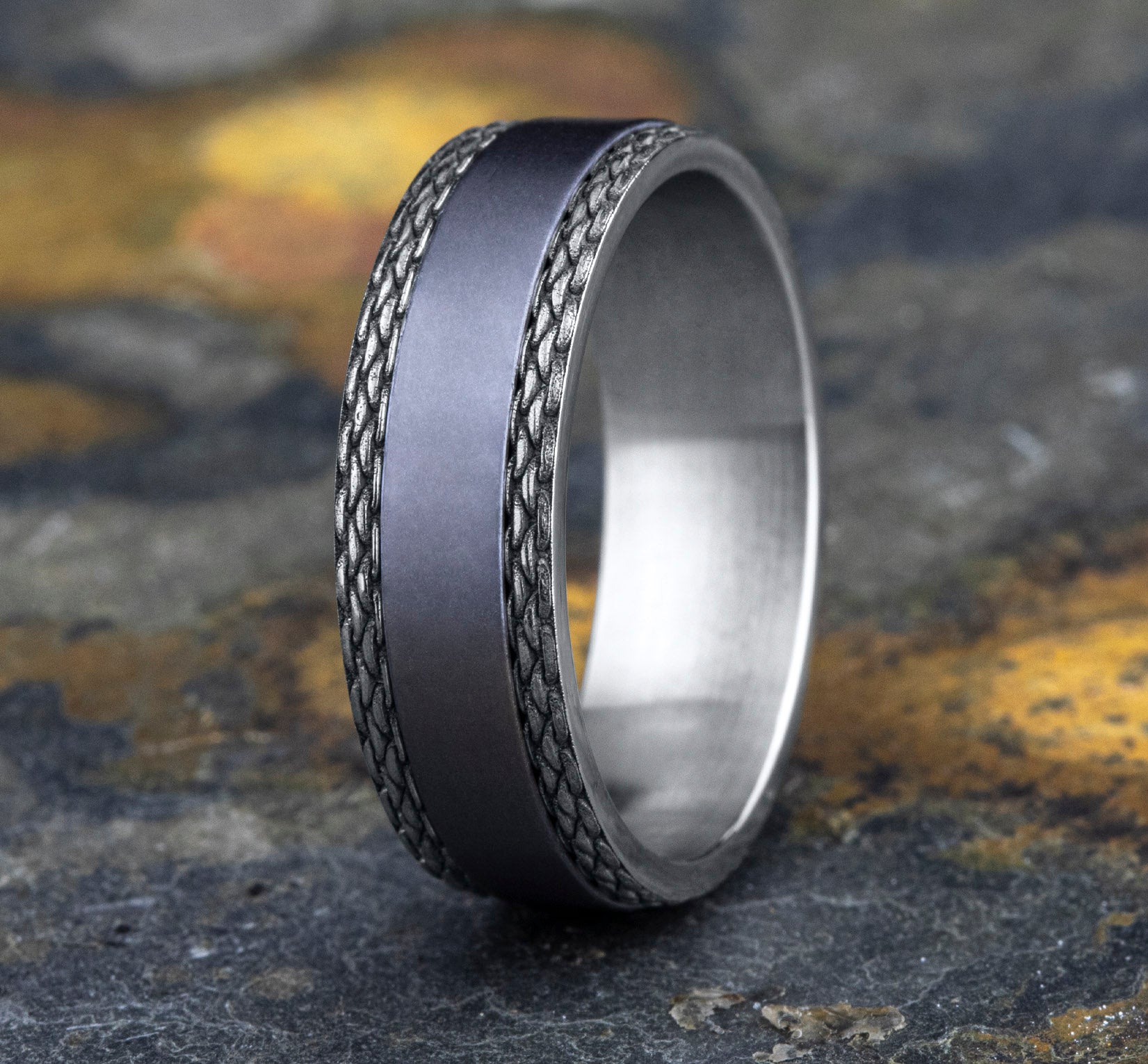 THE LINK 7mm, Comfort fit, Grey Tantalum and 14K White Gold, Satin center, chain link patterned edges