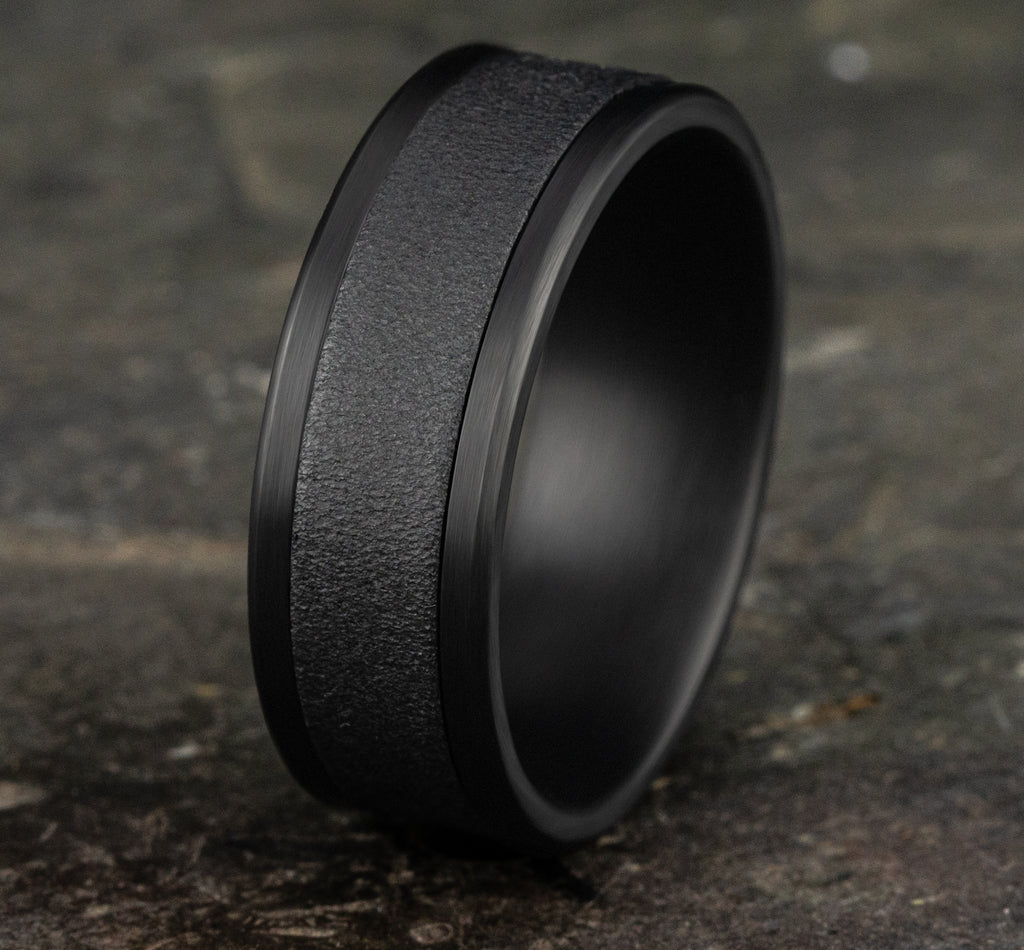 THE ADMIRAL 8mm, Comfort fit, Darkened Tantalum, Wire brushed center, straight edges
