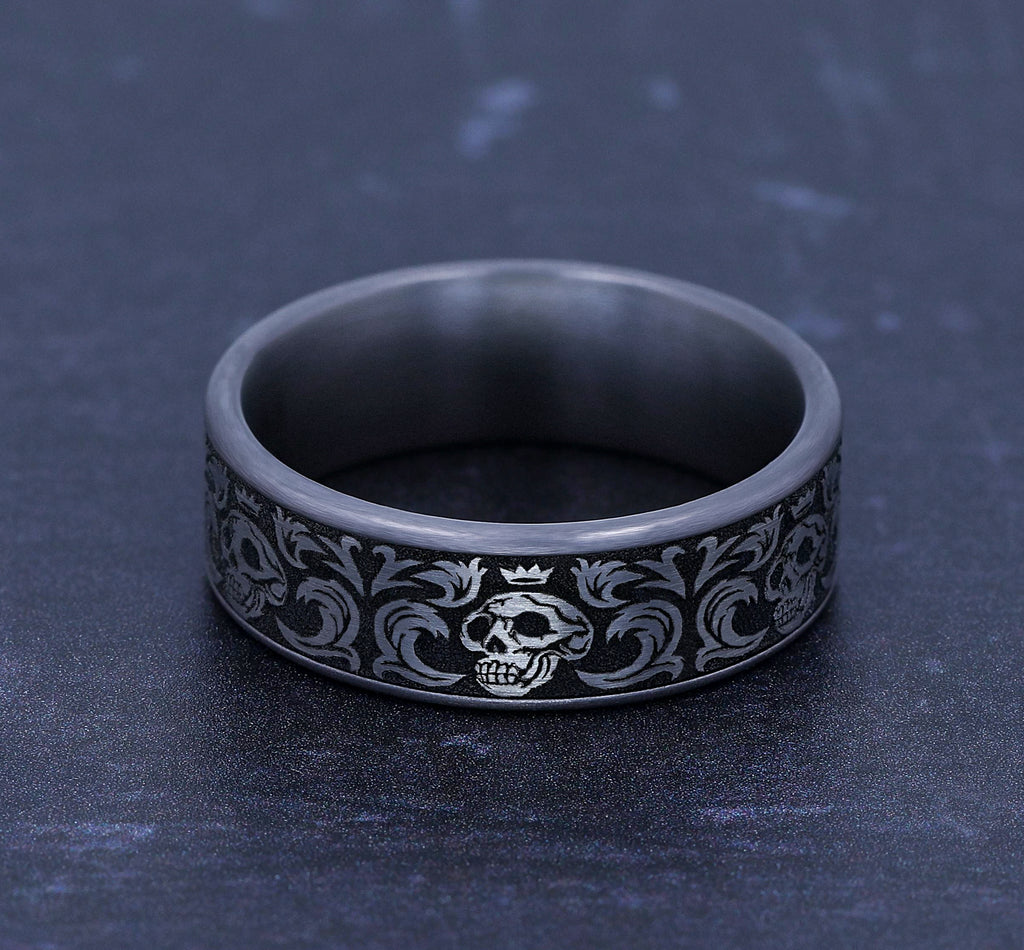 THE SKULL KING 7.5mm, Comfort fit, Grey Tantalum and Grey/Black Titanium, Skull king pattern, thin edges