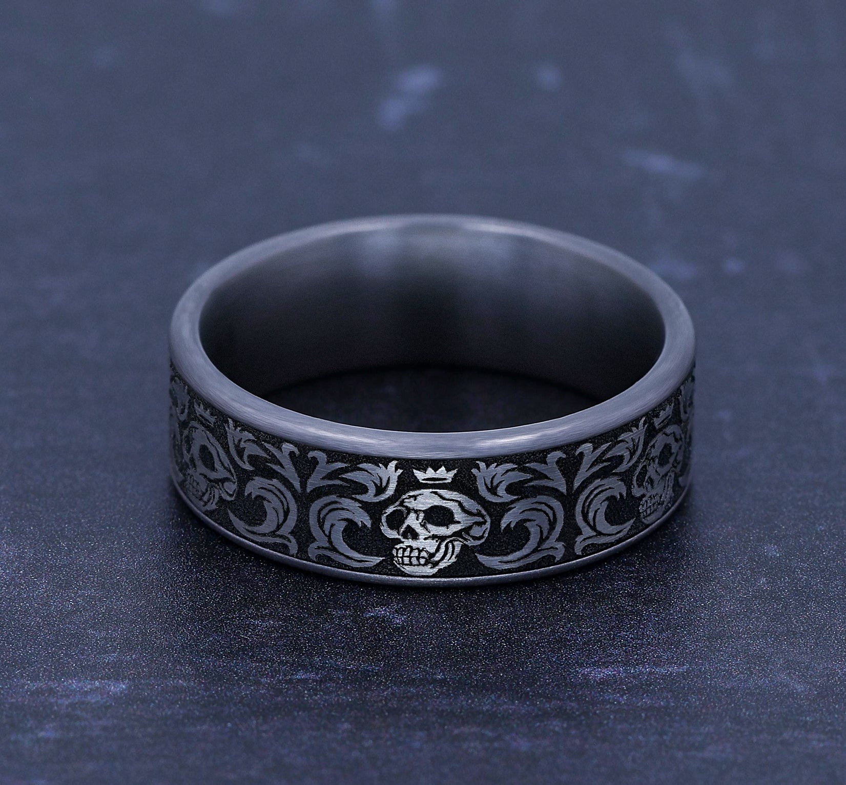 THE SKULL KING 7.5mm, Comfort fit, Grey Tantalum and Grey/Black Titanium, Skull king pattern, thin edges
