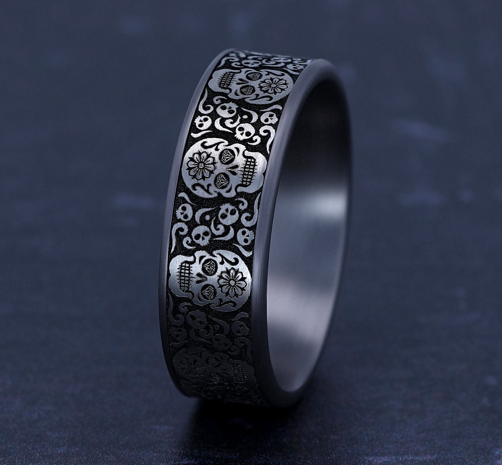 THE SUGAR SKULL 7.5mm, Comfort fit, Grey Tantalum and Grey/Black Titanium, Sugar skull pattern, thin edges