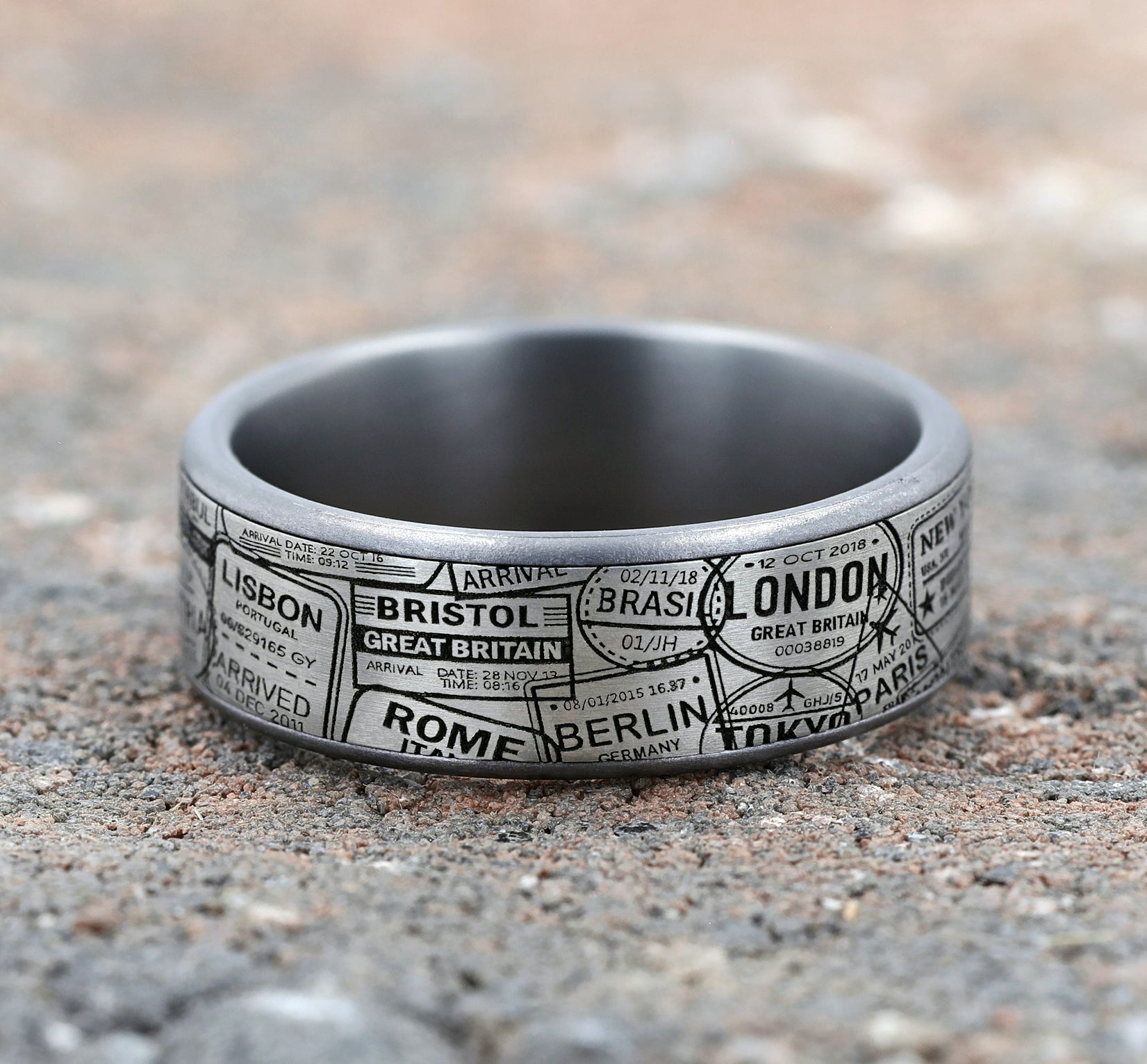THE GLOBETROTTER 7.5mm, Comfort fit, Grey Tantalum and Grey/Black Titanium, Visa Stamp pattern, thin edges