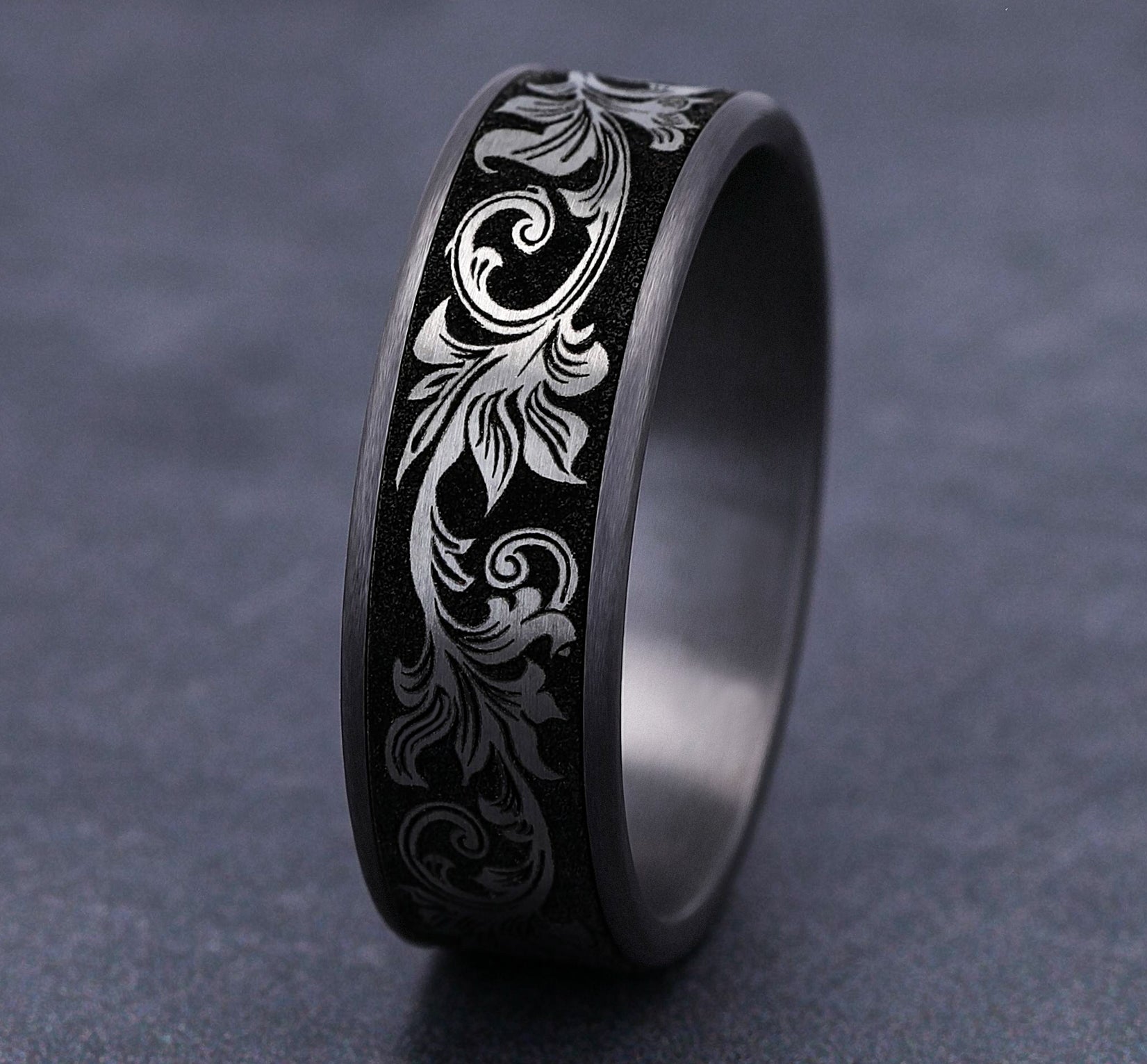 THE PRINCE 7.5mm, Comfort fit, Grey Tantalum and Grey/Black Titanium, Vintage script pattern, thin edges