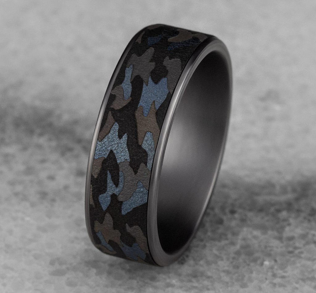 THE PATRIOT 7.5mm, Comfort fit, Grey and Darkened Tantalum, Camouflage patterned center, thin edges