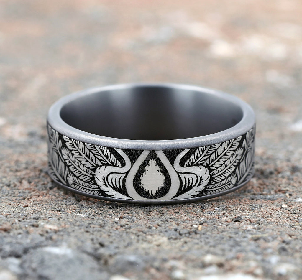 THE COMANCHE 7.5mm, Comfort fit, Grey Tantalum and Grey/Black Titanium, Feather pattern, thin edges