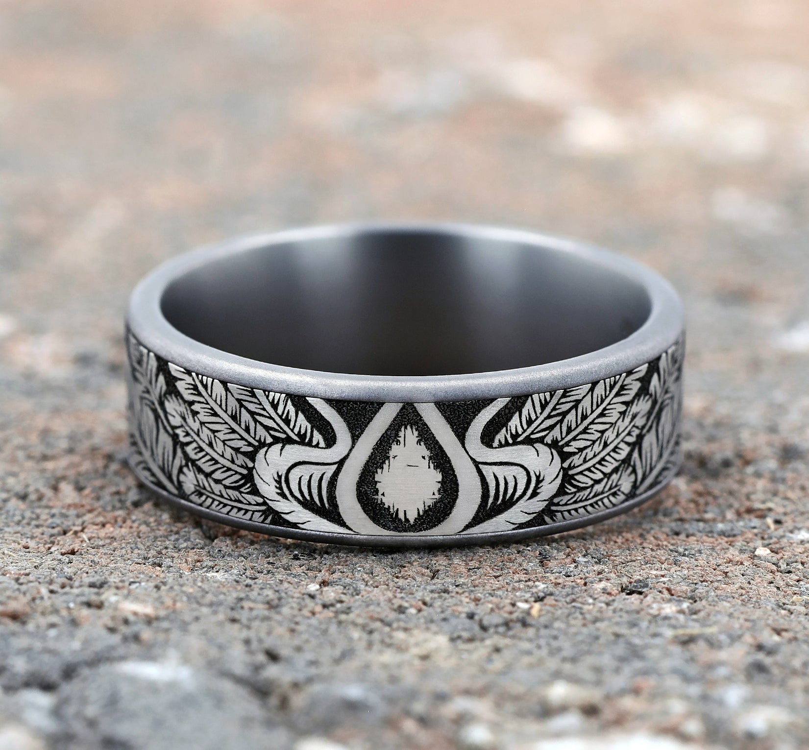 THE COMANCHE 7.5mm, Comfort fit, Grey Tantalum and Grey/Black Titanium, Feather pattern, thin edges