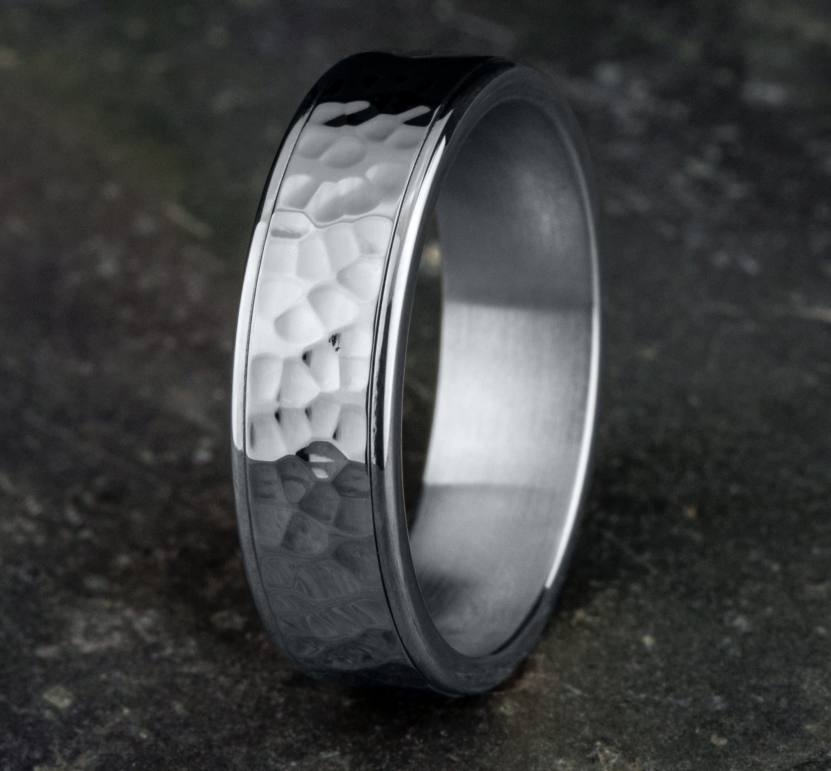 THE SLATER 6.5mm, Comfort fit, 14K White Gold, Hammered center, thin edges