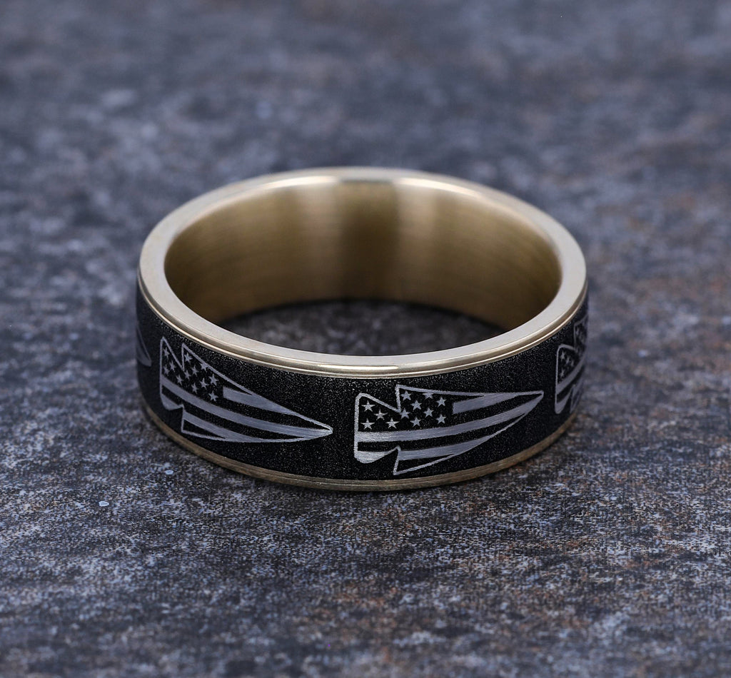 THE AMERICAN 7.5mm, Comfort fit, 14K Yellow Gold and Grey-Black Titanium, American flag arrow design, thin edges