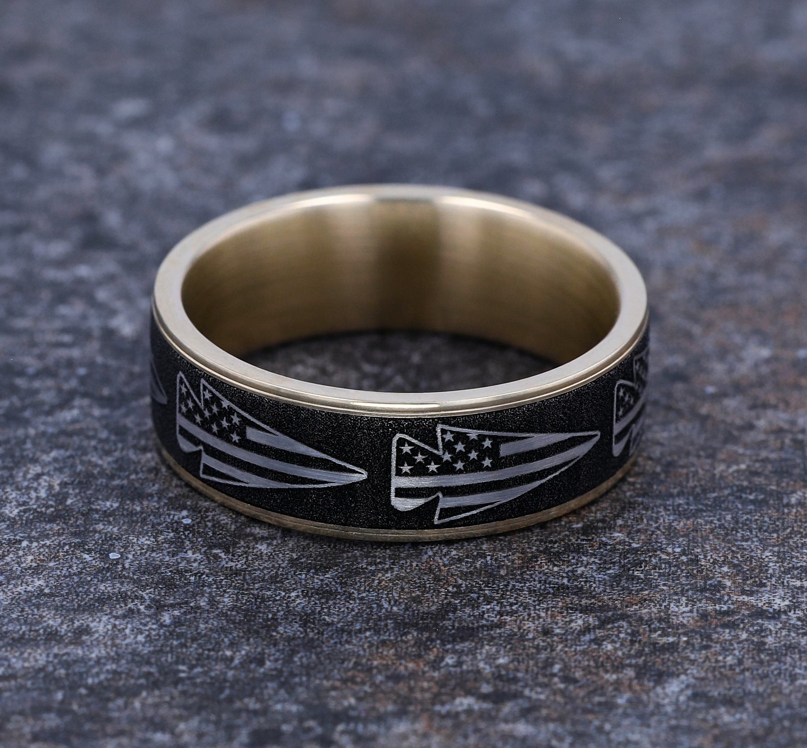 THE AMERICAN 7.5mm, Comfort fit, 14K Yellow Gold and Grey-Black Titanium, American flag arrow design, thin edges