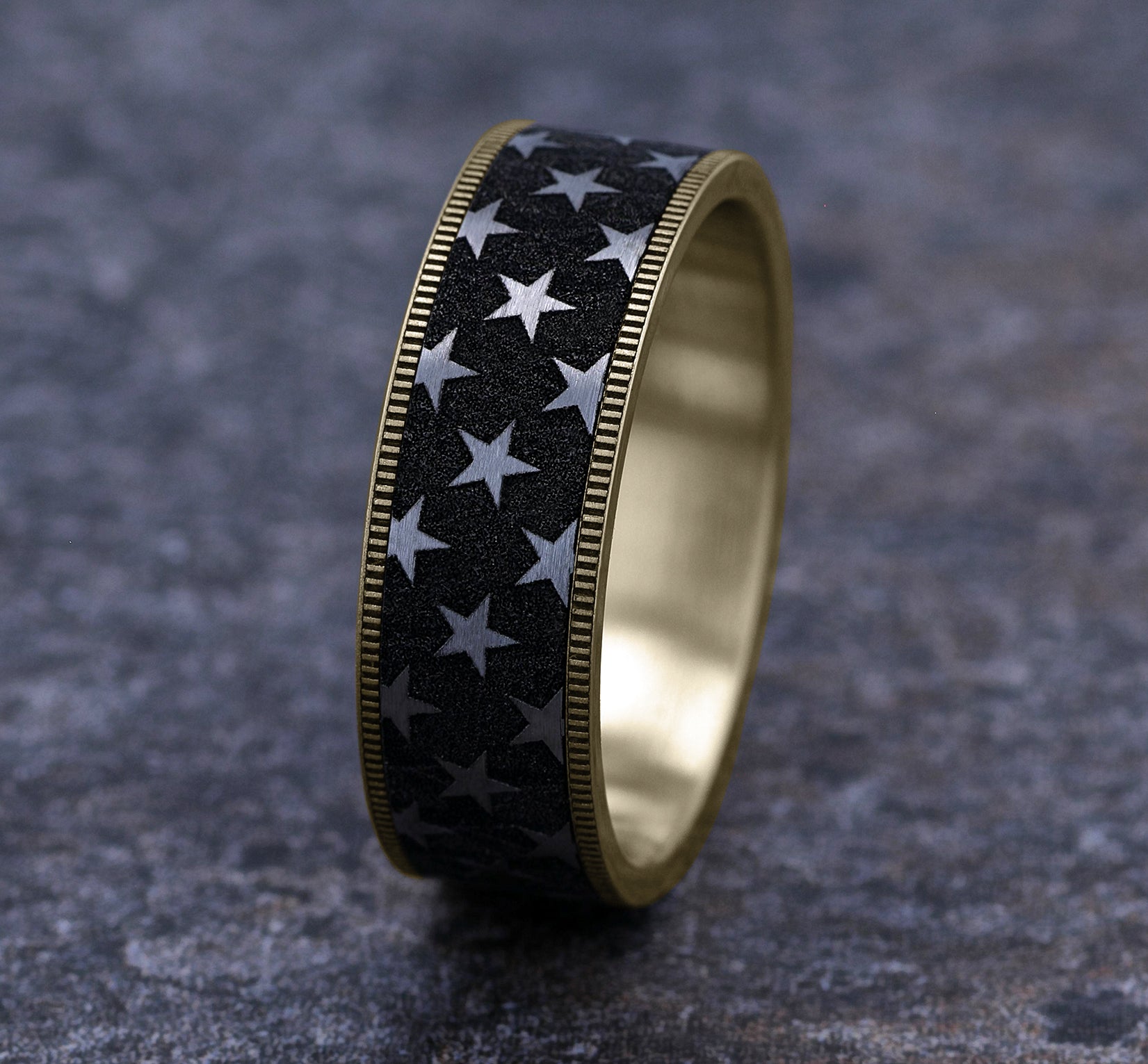 THE ANTHEM 7.5mm, Comfort fit, 14K Yellow and Grey/Black Titanium, Star patterned center, thin edges