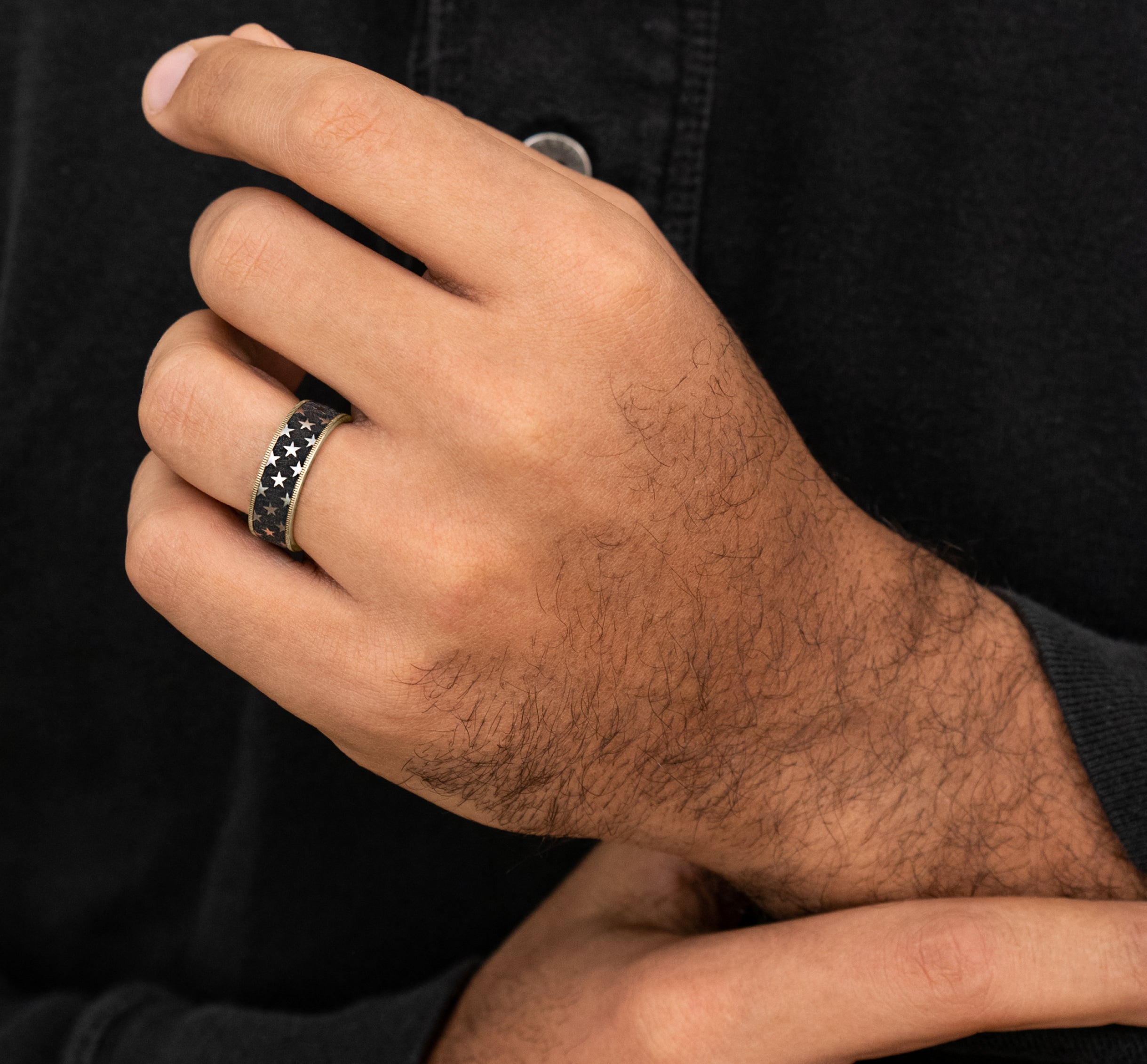 THE ANTHEM 7.5mm, Comfort fit, 14K Yellow and Grey/Black Titanium, Star patterned center, thin edges