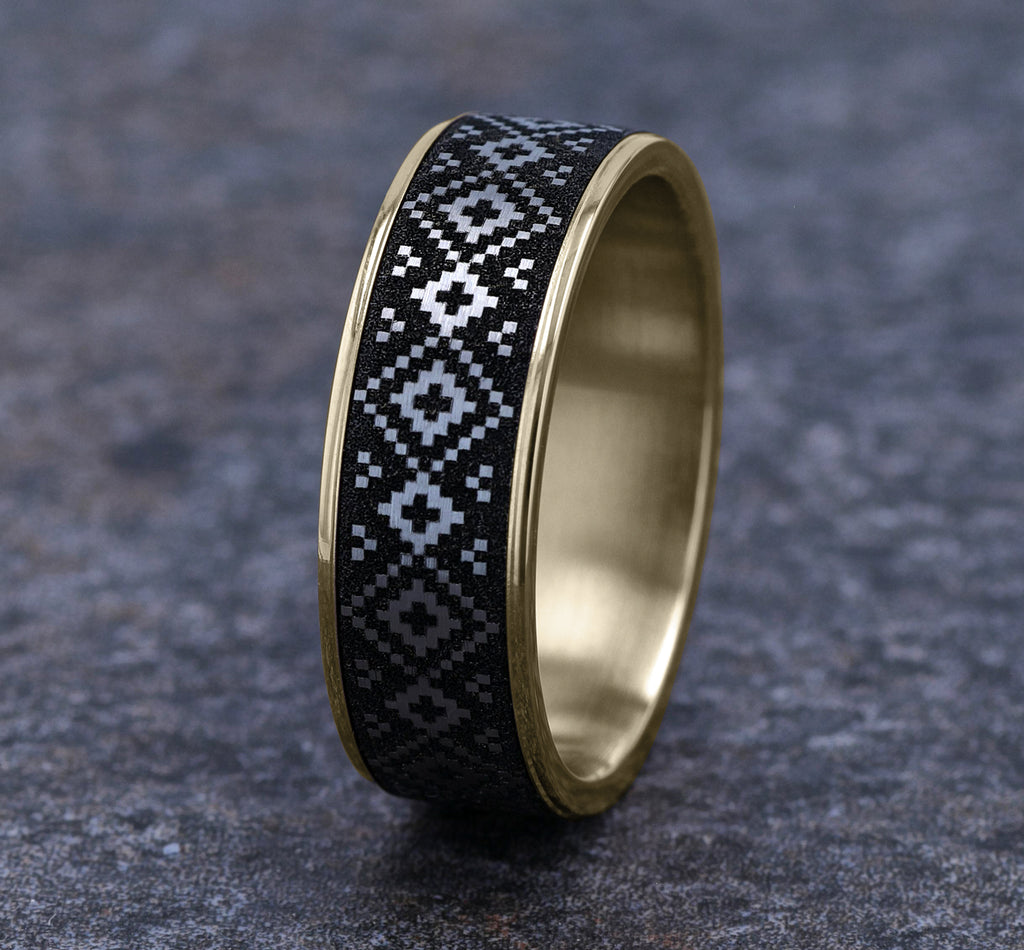 THE ISLE 7.5mm, Comfort fit, 14K Yellow Gold and Grey/Black Titanium, Fair Isle patterned center, thin edges